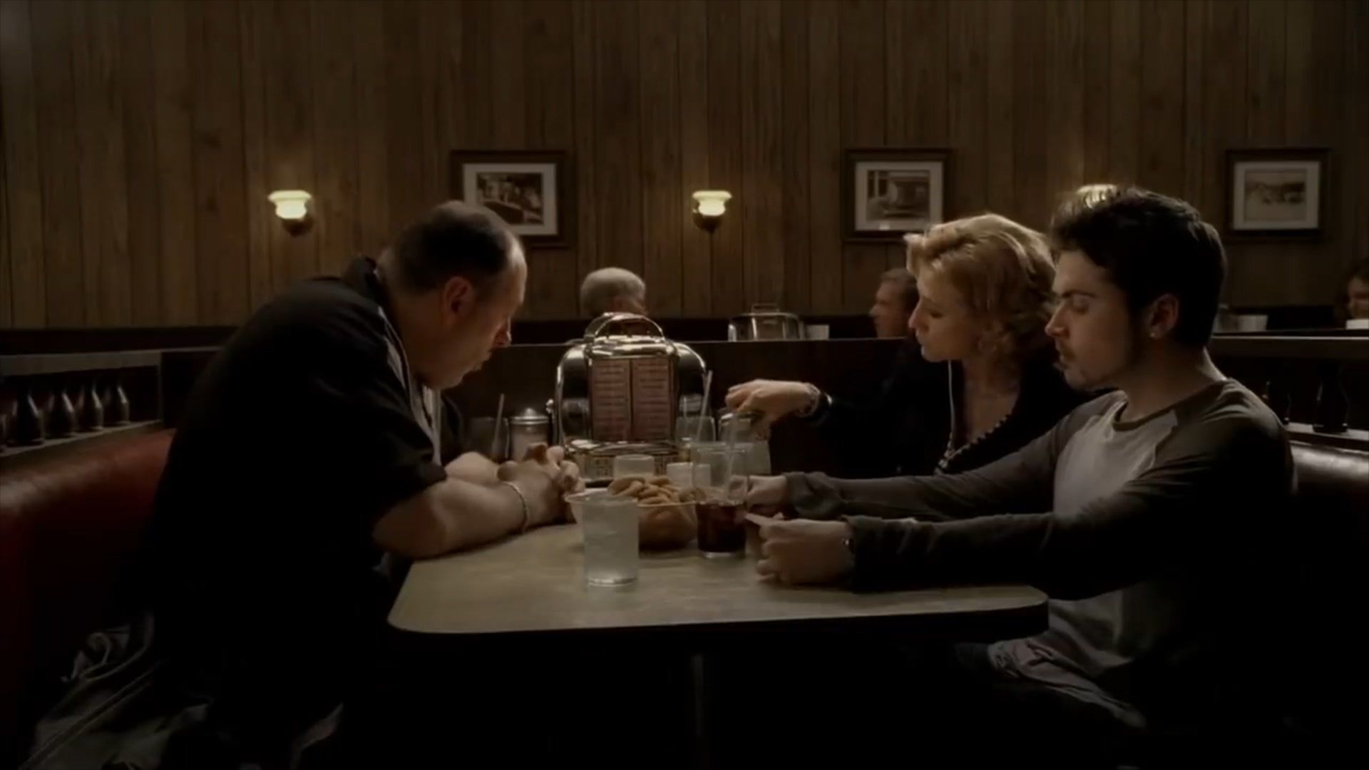 1920x1080 The Soprano family meet for dinner in final episode Made in America