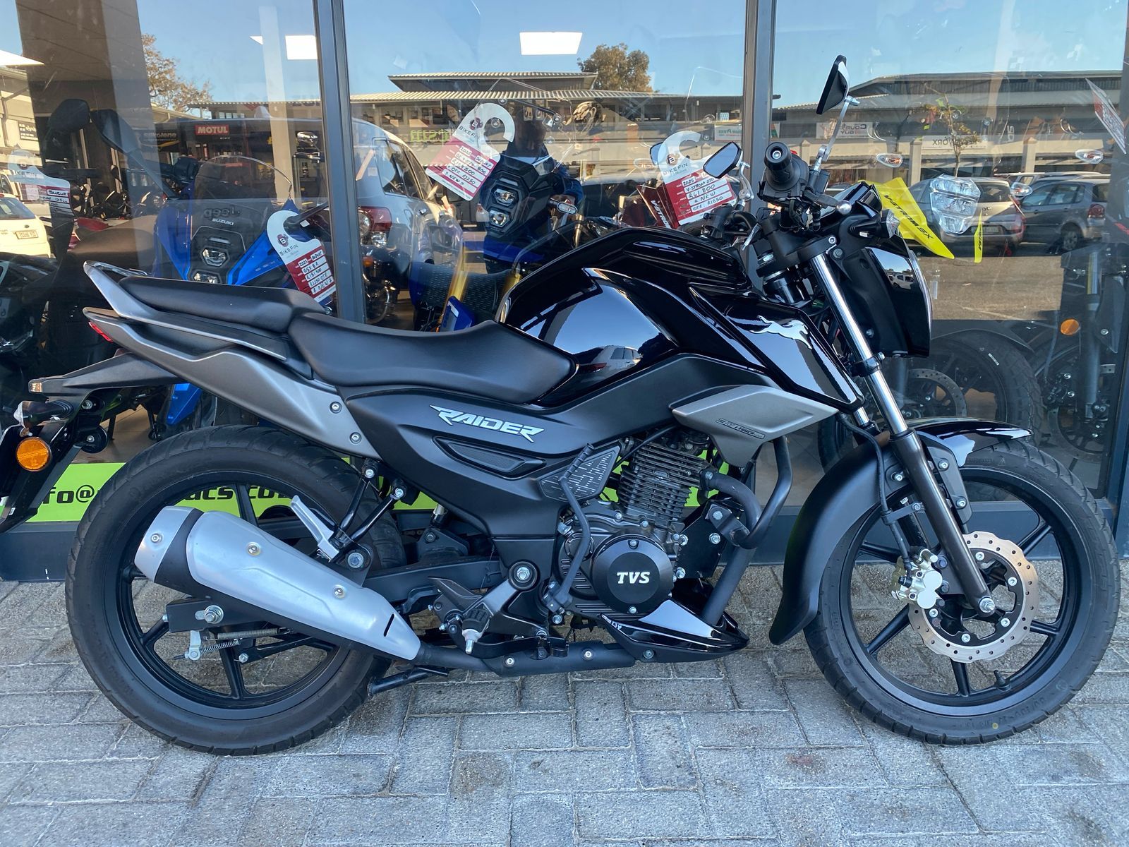 1600x1200 TVS125 Raider