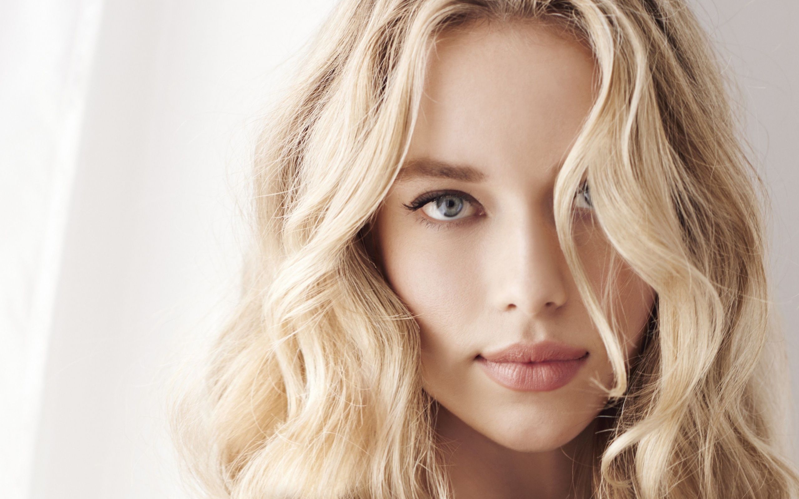 2560x1600 Hannah Ferguson Wallpaper