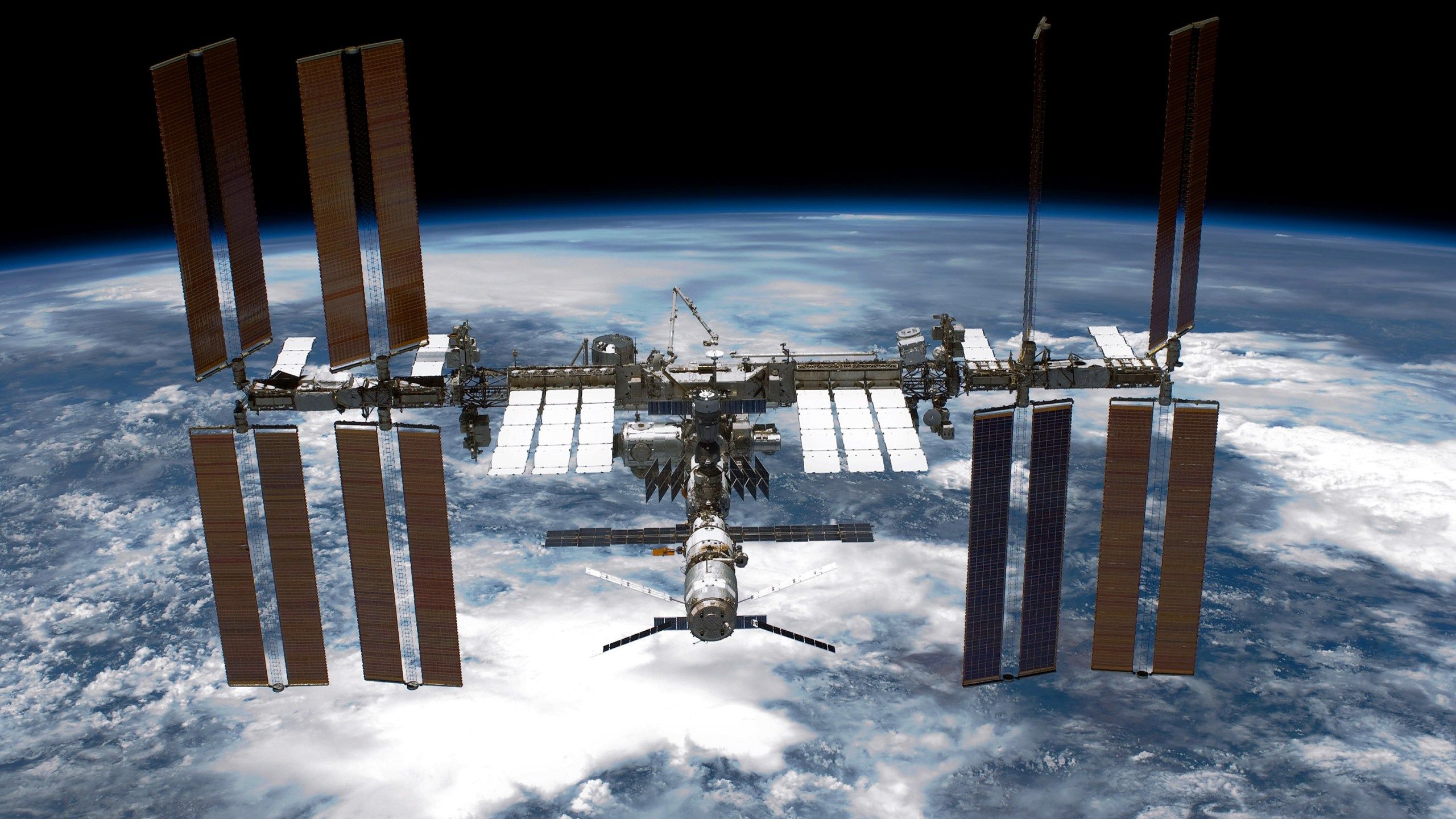 2560x1440 Witness the International Space Station from Houston