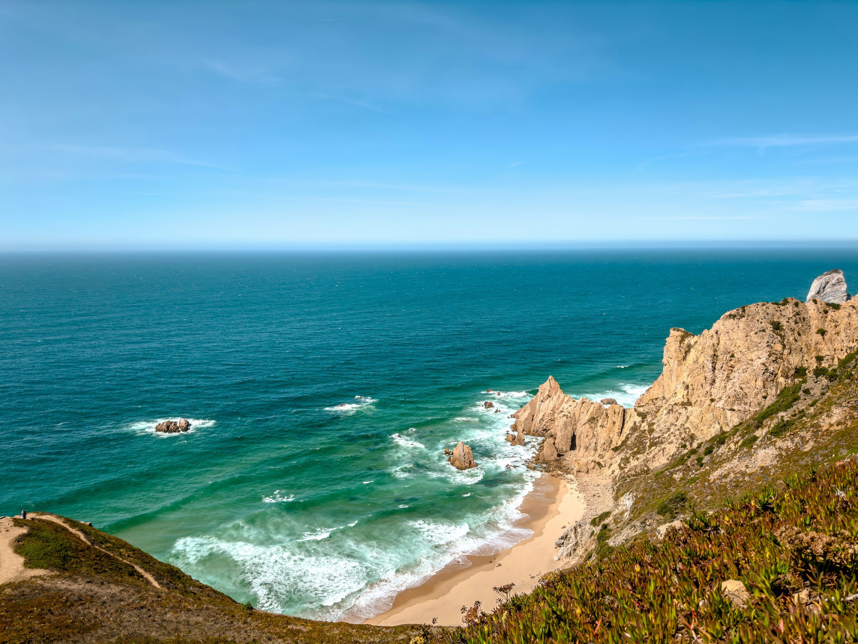 3000x2250 A view of the ocean from the top of a hill photo