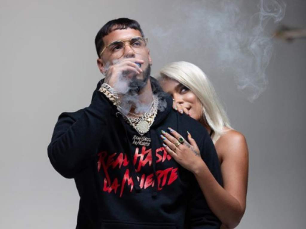 1024x768 Anuel AA And Karol G Wallpaper