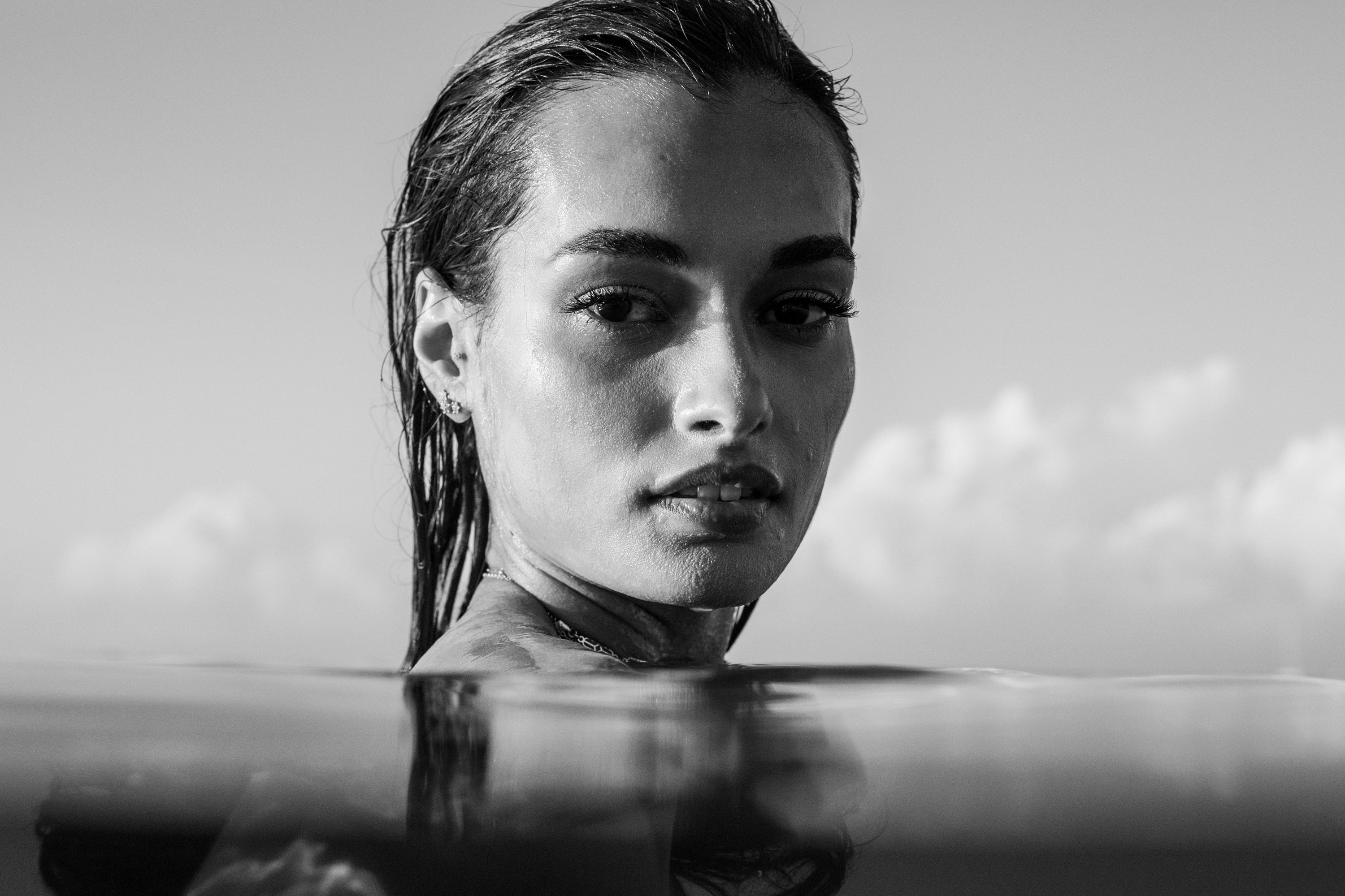 3000x2000 Wallpaper look, water, pose, reflection, model, portrait, Victoria's Secret, Gizele Oliveira for mobile and desktop, section девушки, resolution 3000x2000