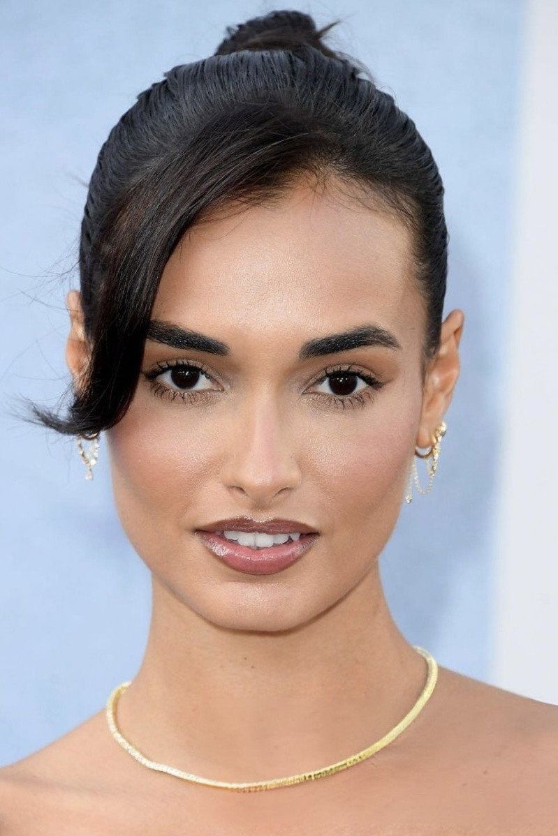 799x1198 Gizele Oliveira Image