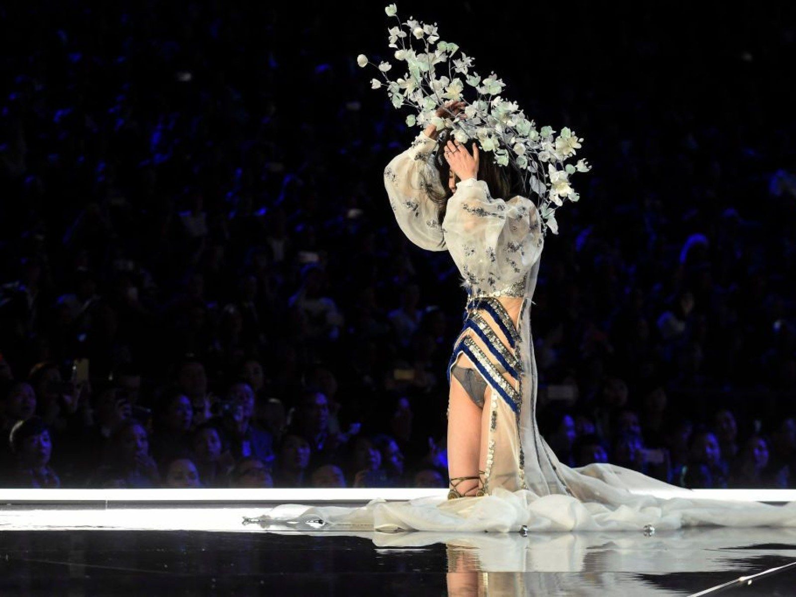1600x1200 Victoria's Secret Fashion Show: Gizele Oliveira Helps Ming Xi Recover After Falling [VIDEO]