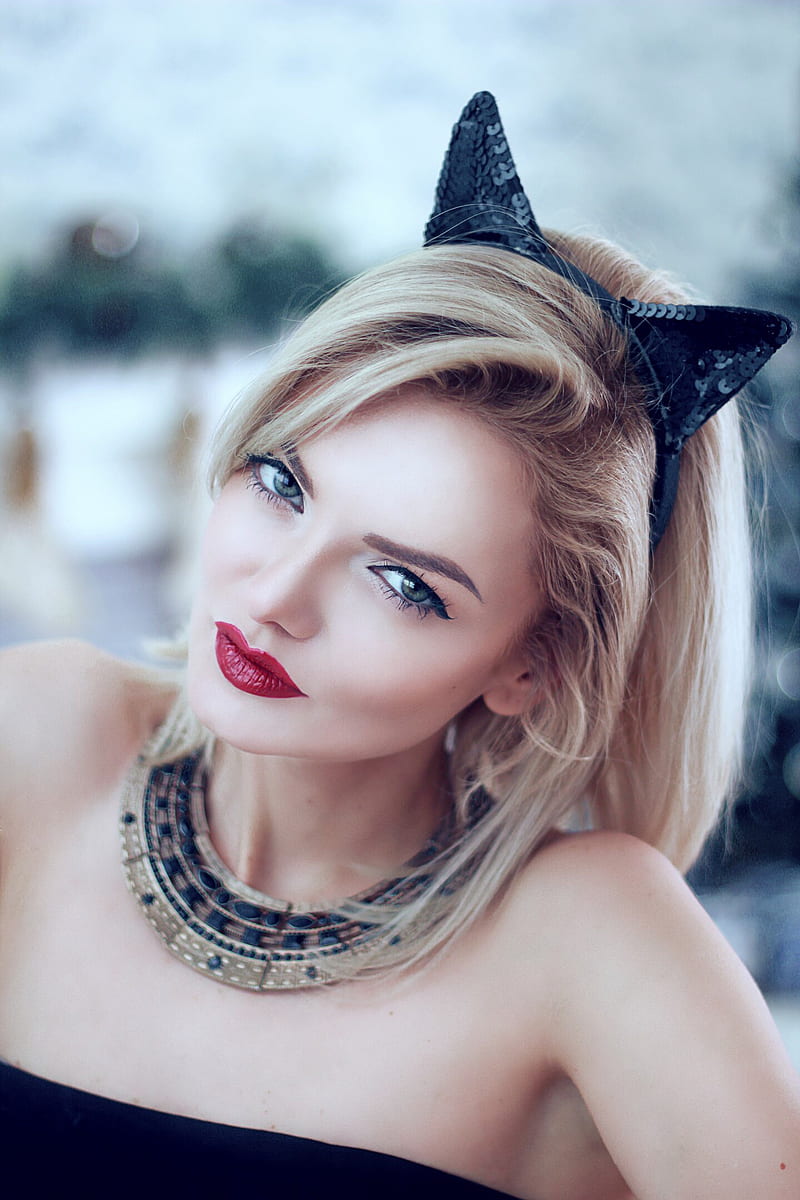 800x1200 Hailey Clauson, strapless, earrings, ocean, blonde, guard rail, ring, beige evening dress, HD wallpaper