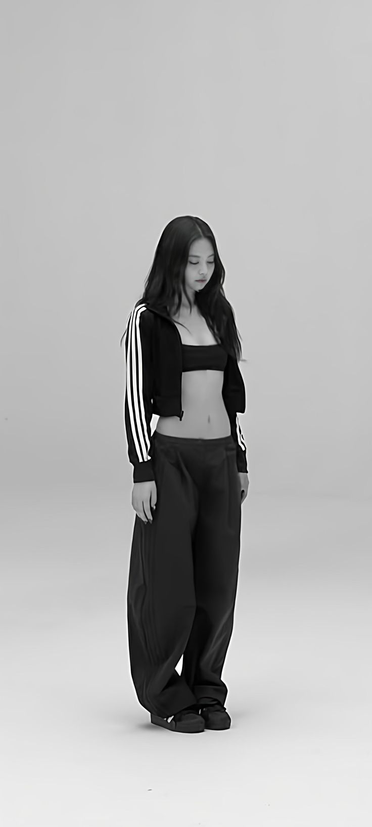 736x1635 Jennie adidas Superstar Wallpaper