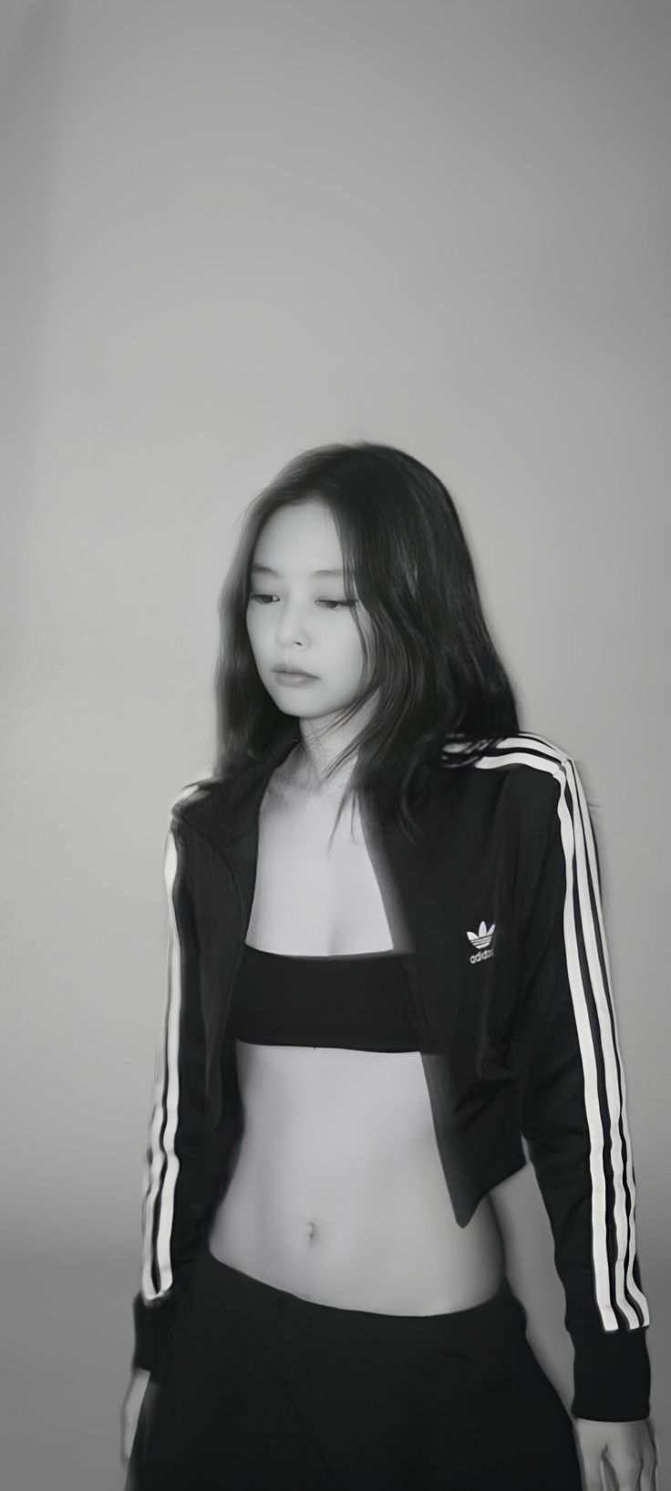 736x1635 Jennie adidas Superstar Wallpaper