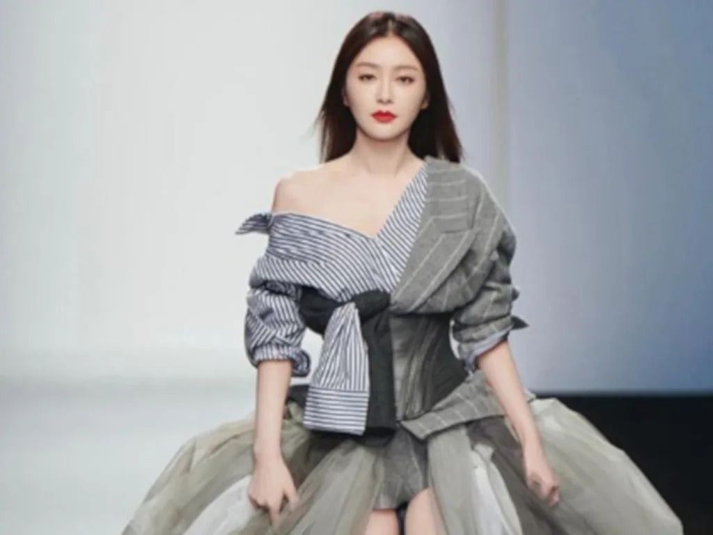 1024x768 Qin Lan walks the runway for Leo Ku's fashion brand Life Singapore
