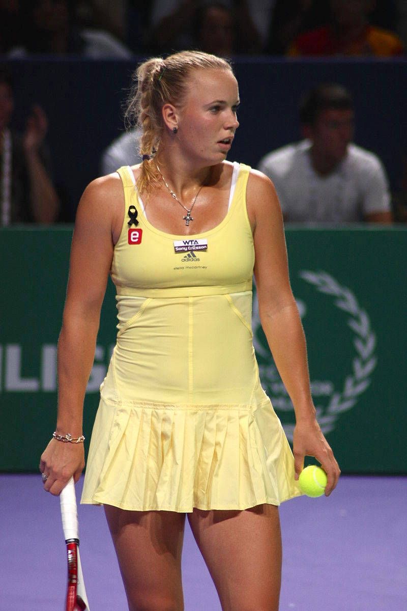 800x1200 Download Caroline Wozniacki In Yellow Tennis Outfit Wallpaper