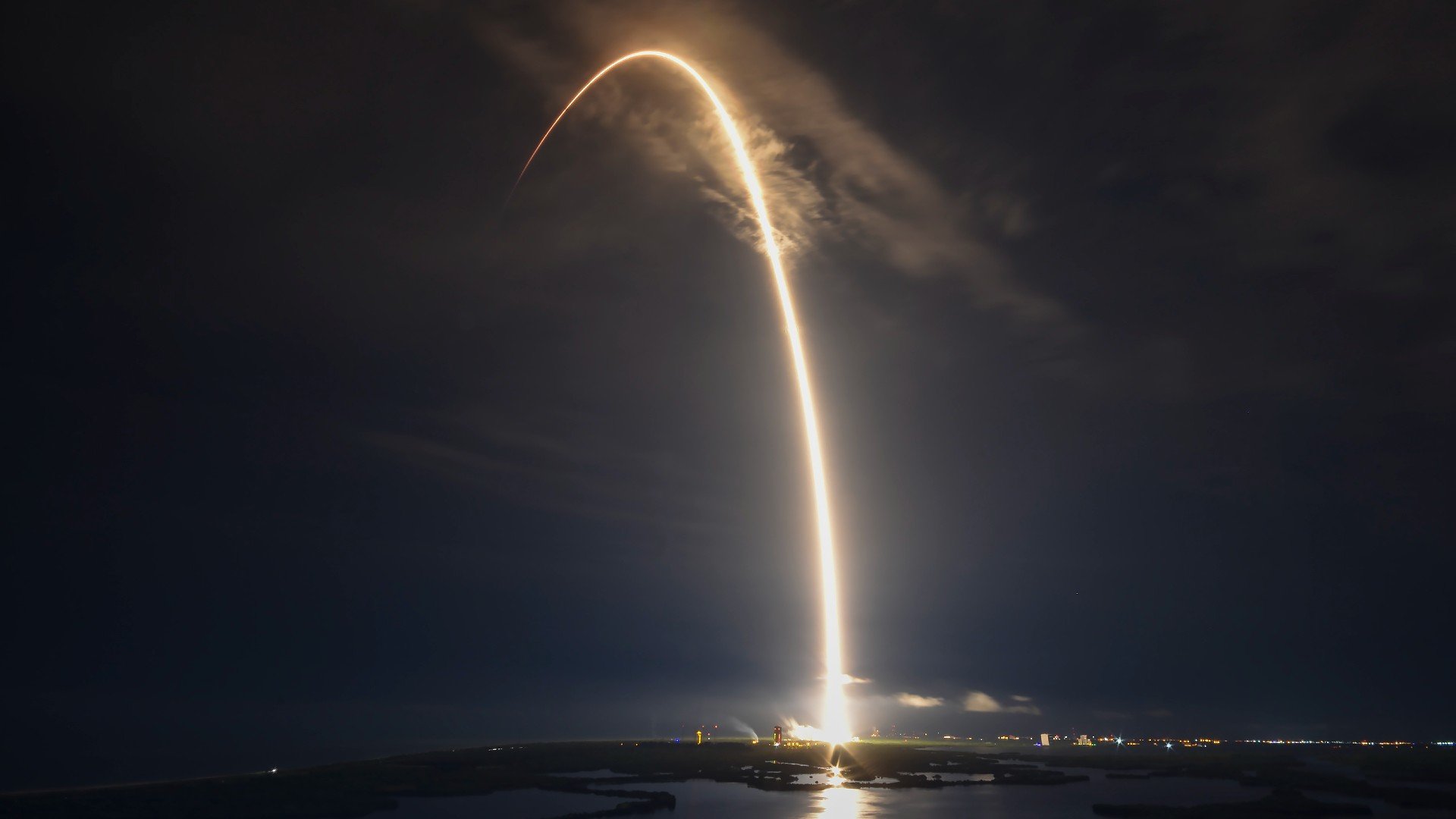 1920x1080 SpaceX lights up the skies with midnight Starlink launch