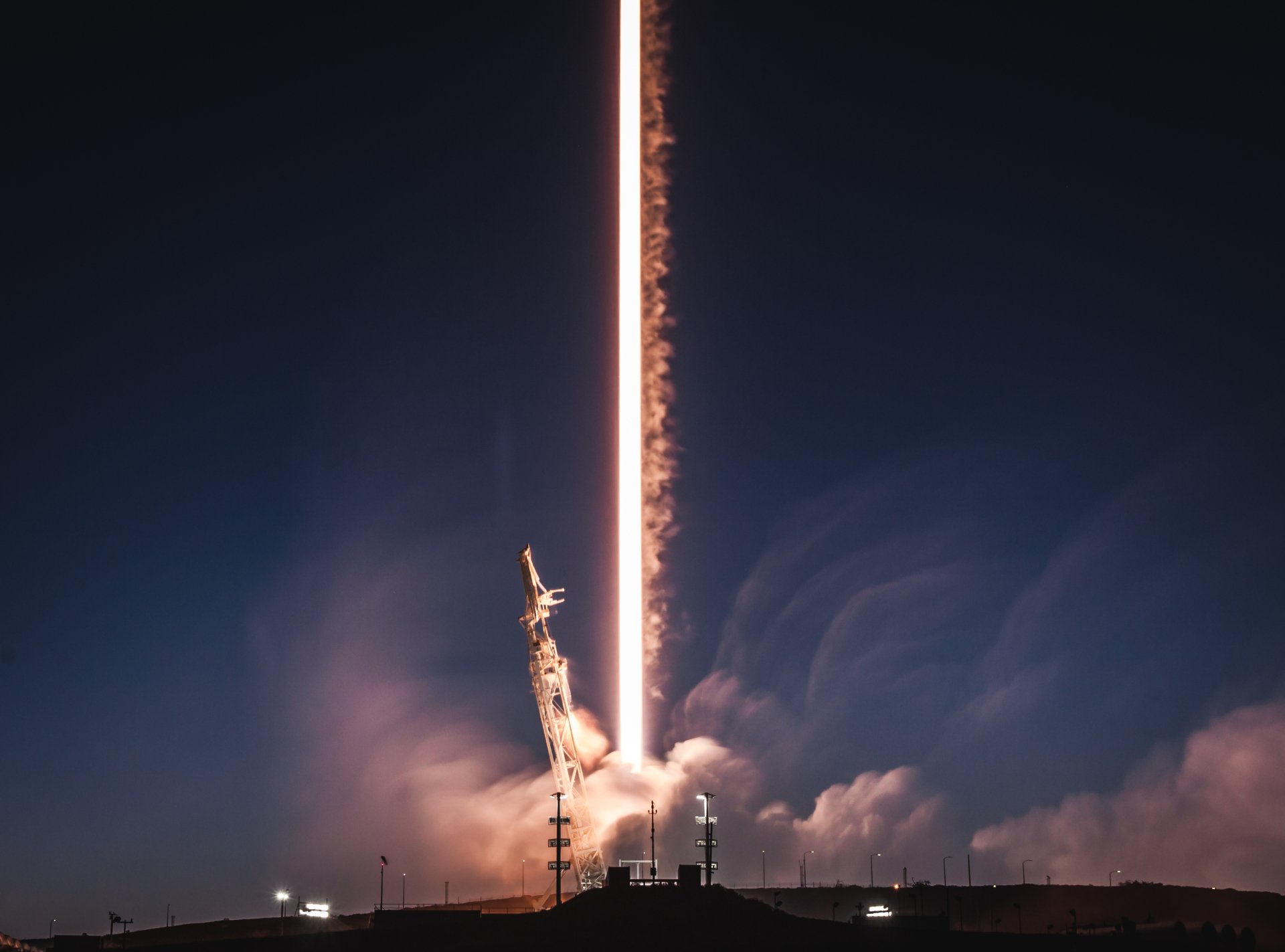 1920x1423 Falcon 9 Lift Off: SpaceX Rocket Launch HD Wallpaper By SpaceXx2223