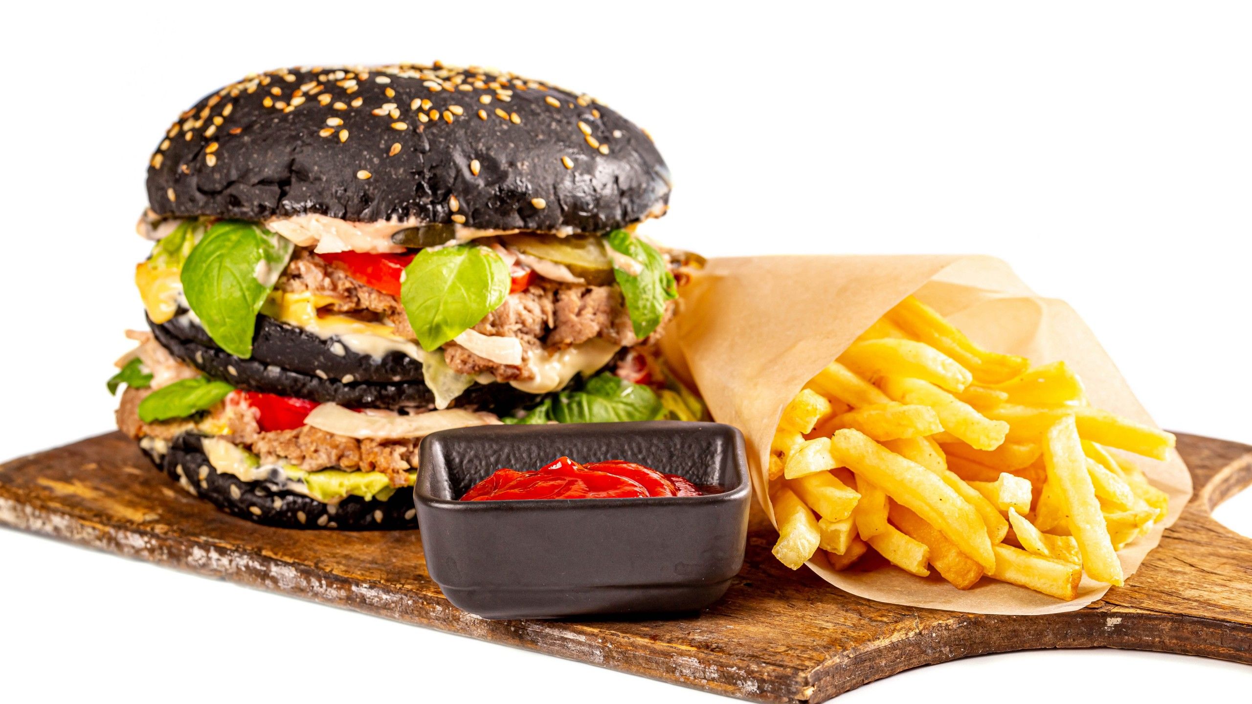 2560x1440 Burger French Fries 4K HD Food Wallpaper