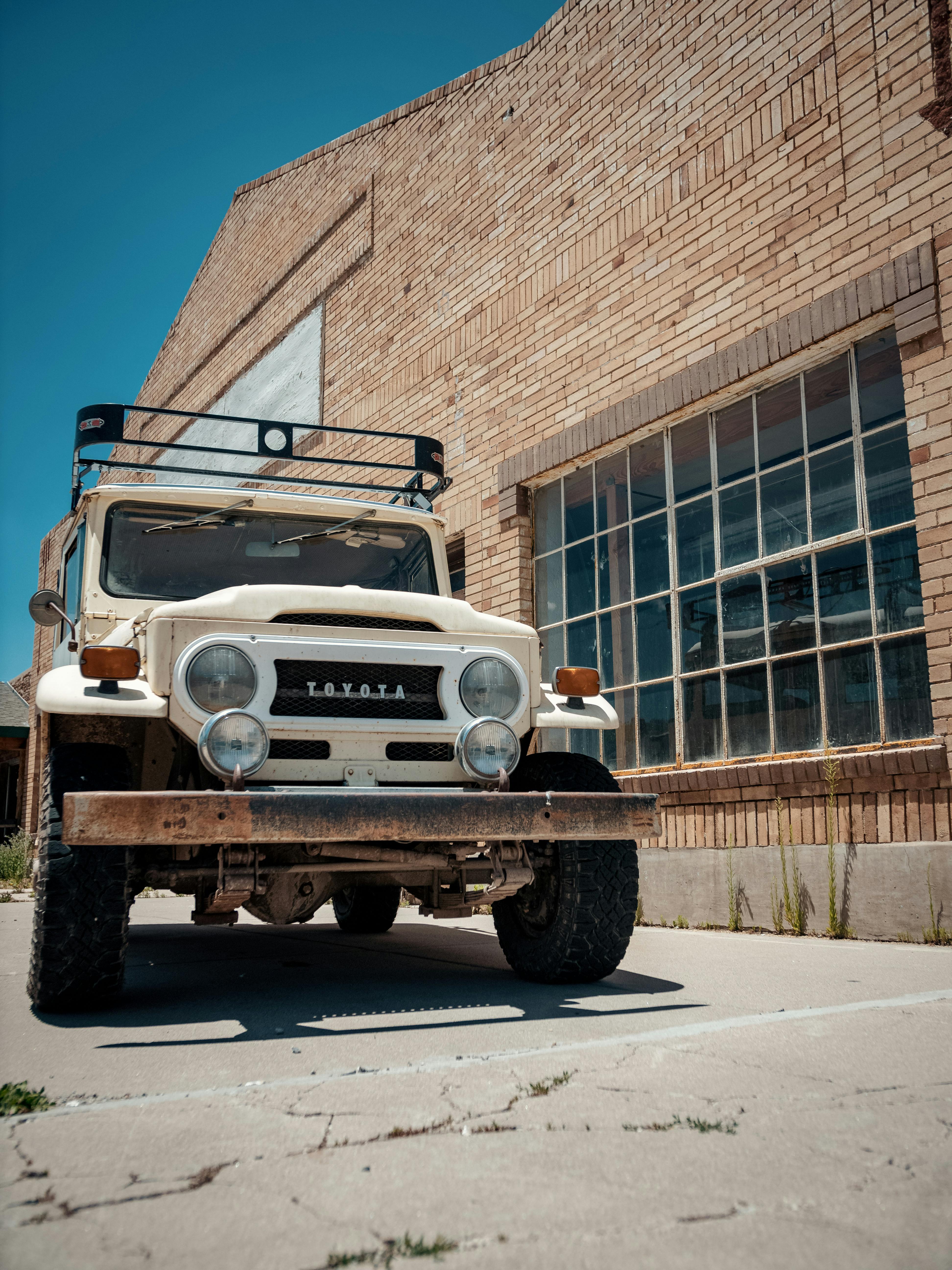 3888x5184 Front View of a Vintage Toyota Land Cruiser · Free