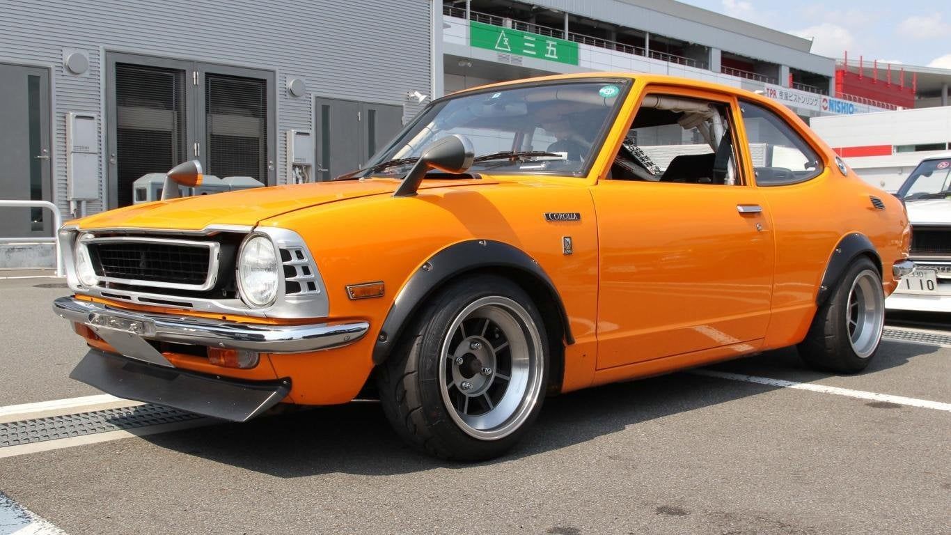1366x768 Tuned classic Toyota Corolla [1366x768]