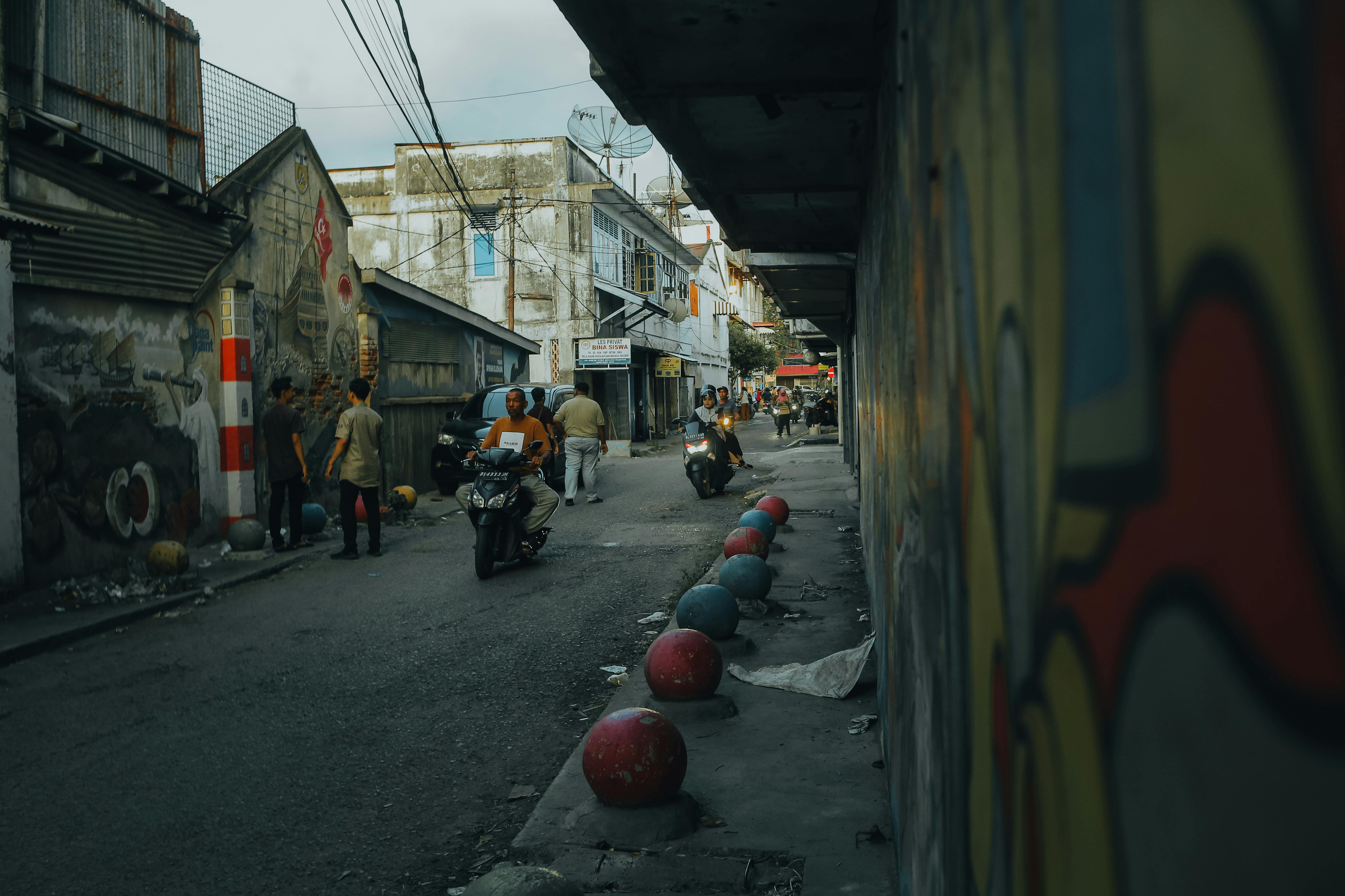 5566x3711 Urban Street Life in Aceh Indonesia at Daytime · Free