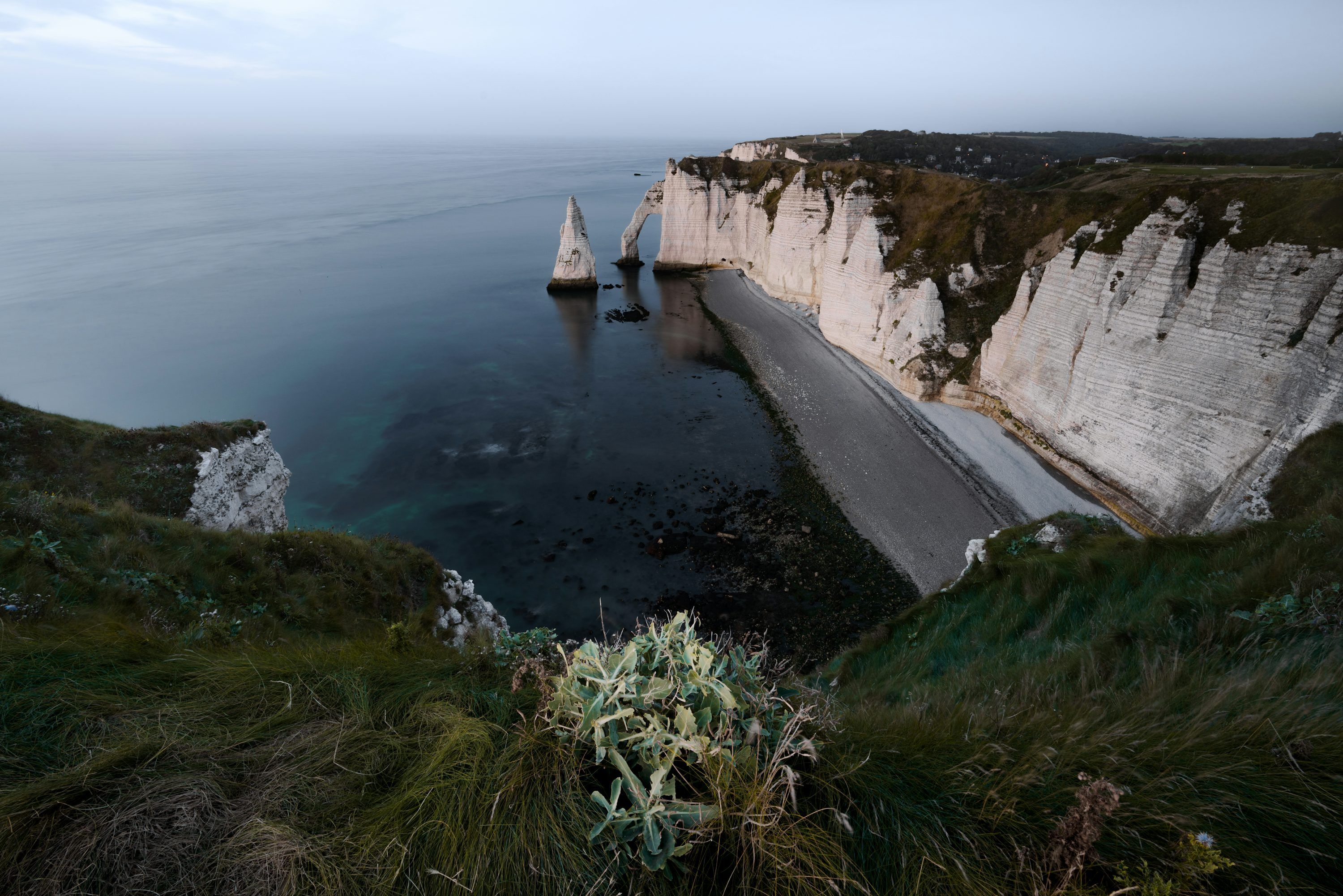 3000x2001 A large body of water surrounded by tall white cliffs photo