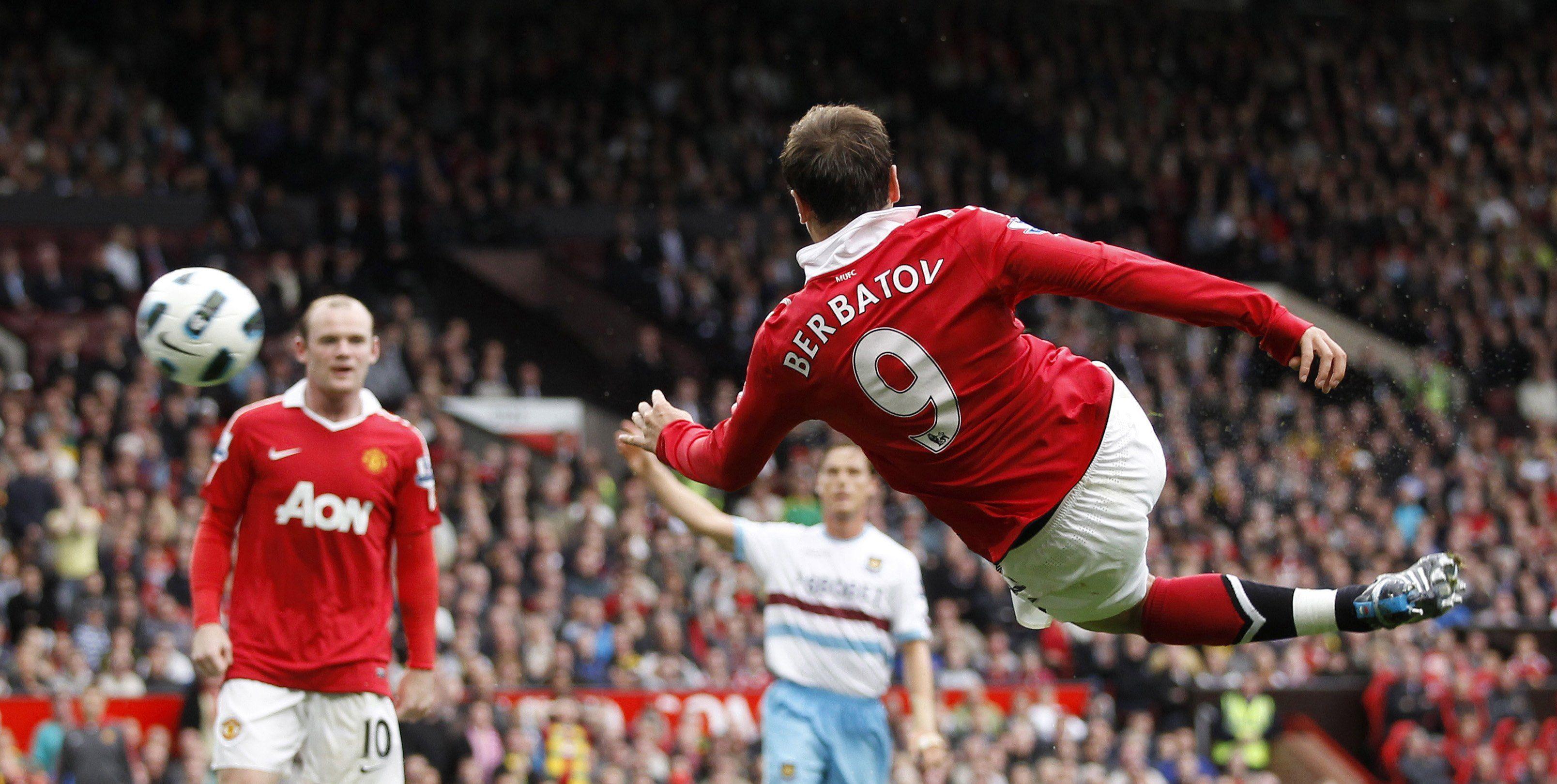 3216x1620 Dimitar Berbatov Wallpaper