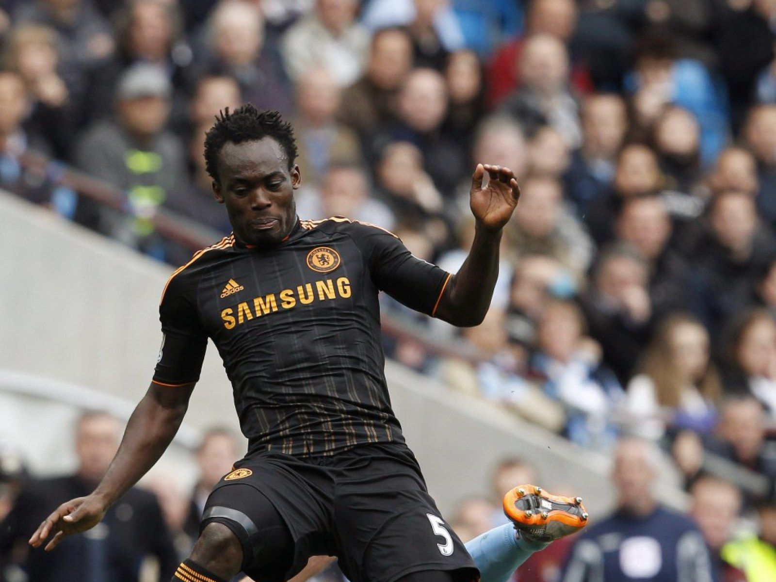 1600x1200 Chelsea Attempt to Force Michael Essien Out of Stamford Bridge