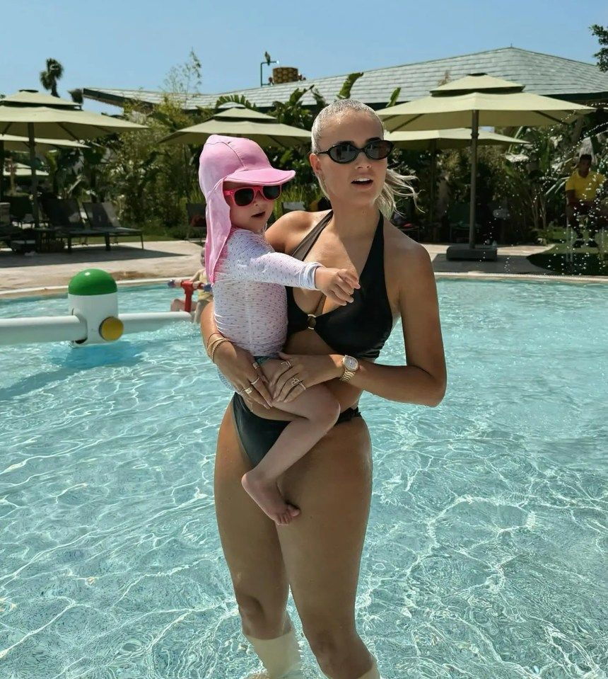 860x959 Molly Mae Hague Looks Incredible As She Strips To Black Bikini On Family Holiday In Turkey