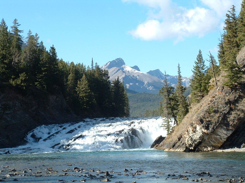 1024x768 Bow River. Bow River Falls in Banff