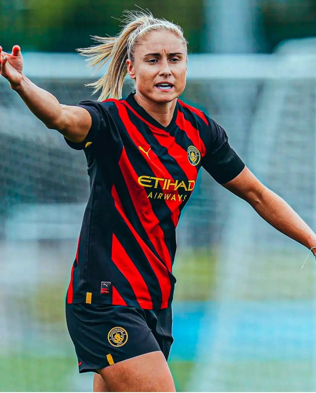 1080x1340 Steph houghton signed for man City on this day in 2014