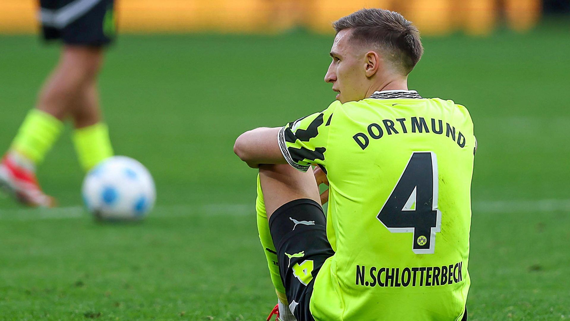 1920x1080 Borussia Dortmund's Nico Schlotterbeck ruled out for six months with knee injury