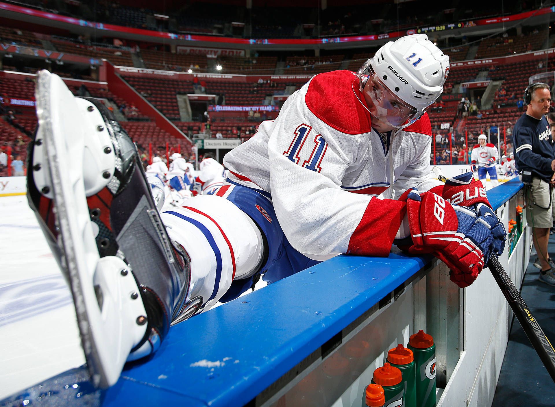 1920x1408 Download Brendan Gallagher Stretching Leg Wallpaper