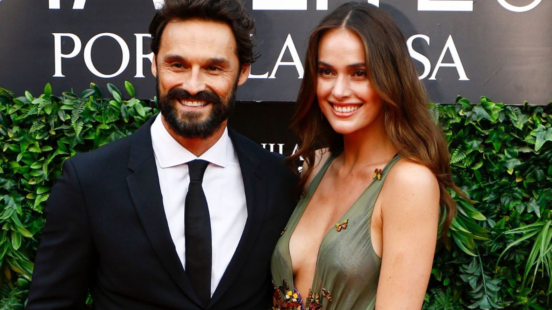 1920x1080 Iván Sánchez posa en la alfombra roja con Irene Esser