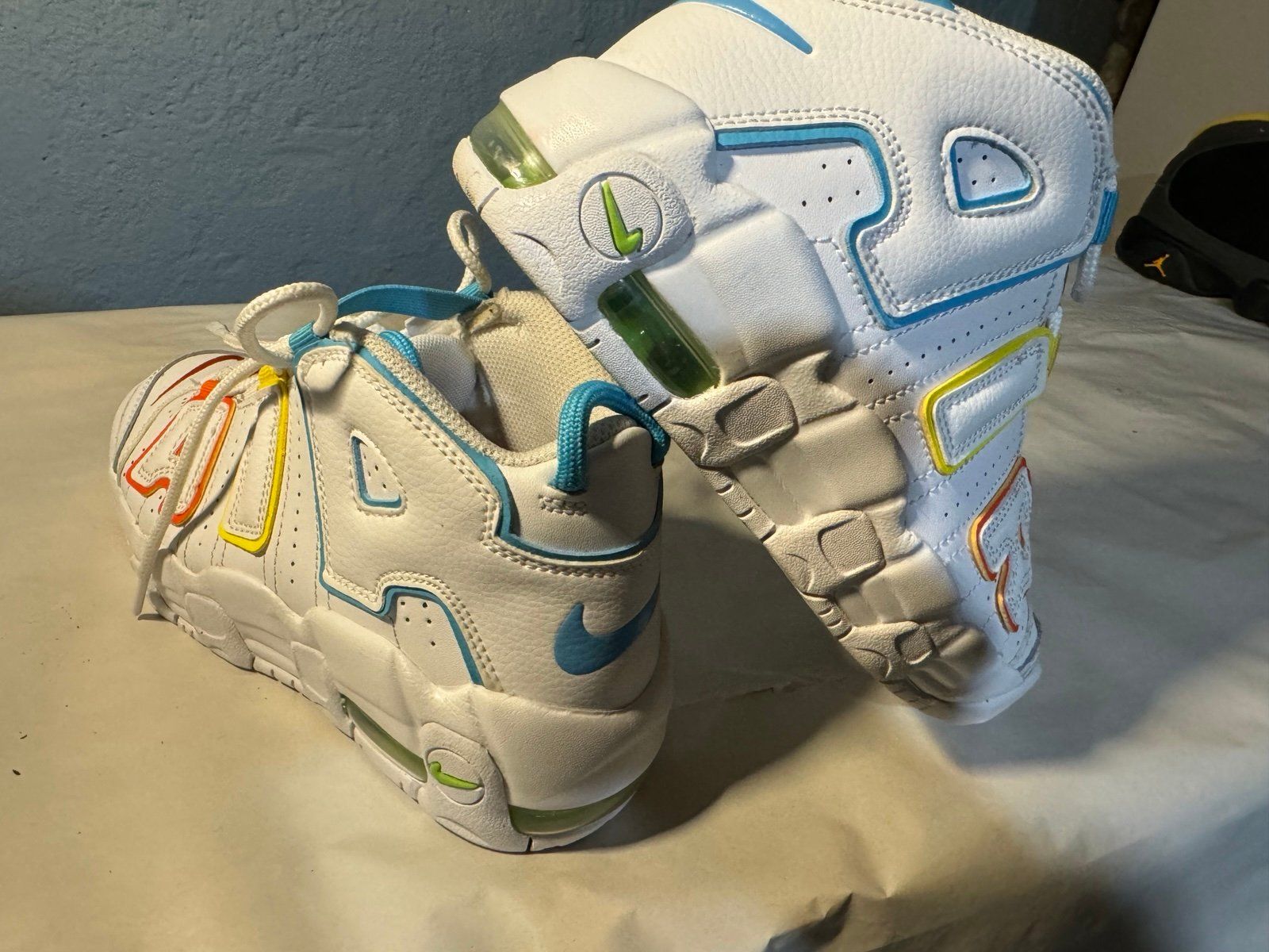 1600x1200 NIKE AIR MORE UPTEMPO KIDS SIZE 3 “ MULTI COLOR “ WHITE