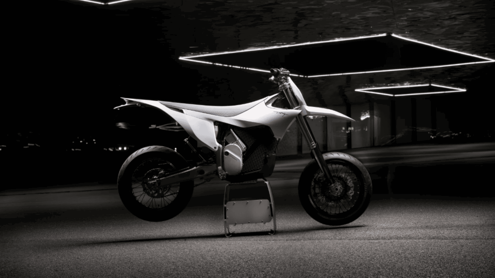 1600x900 Stark Expands Its Electric Line Up With New Road Legal Supermoto Model