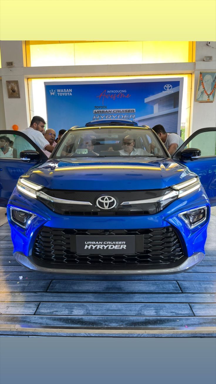 736x1308 Toyota Hyryder Image