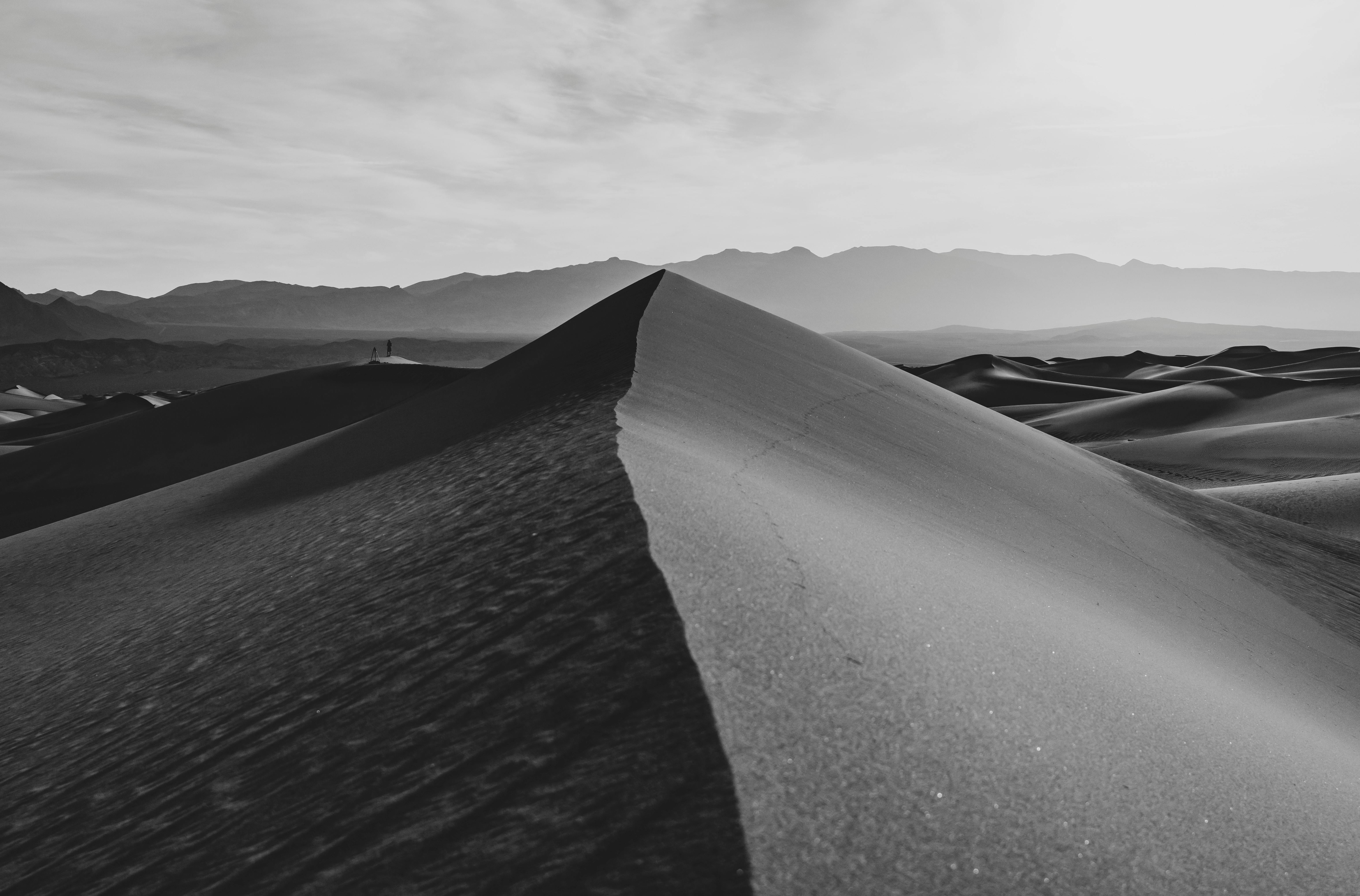 6172x4066 Black and White Sand Dunes in Desert Landscape · Free
