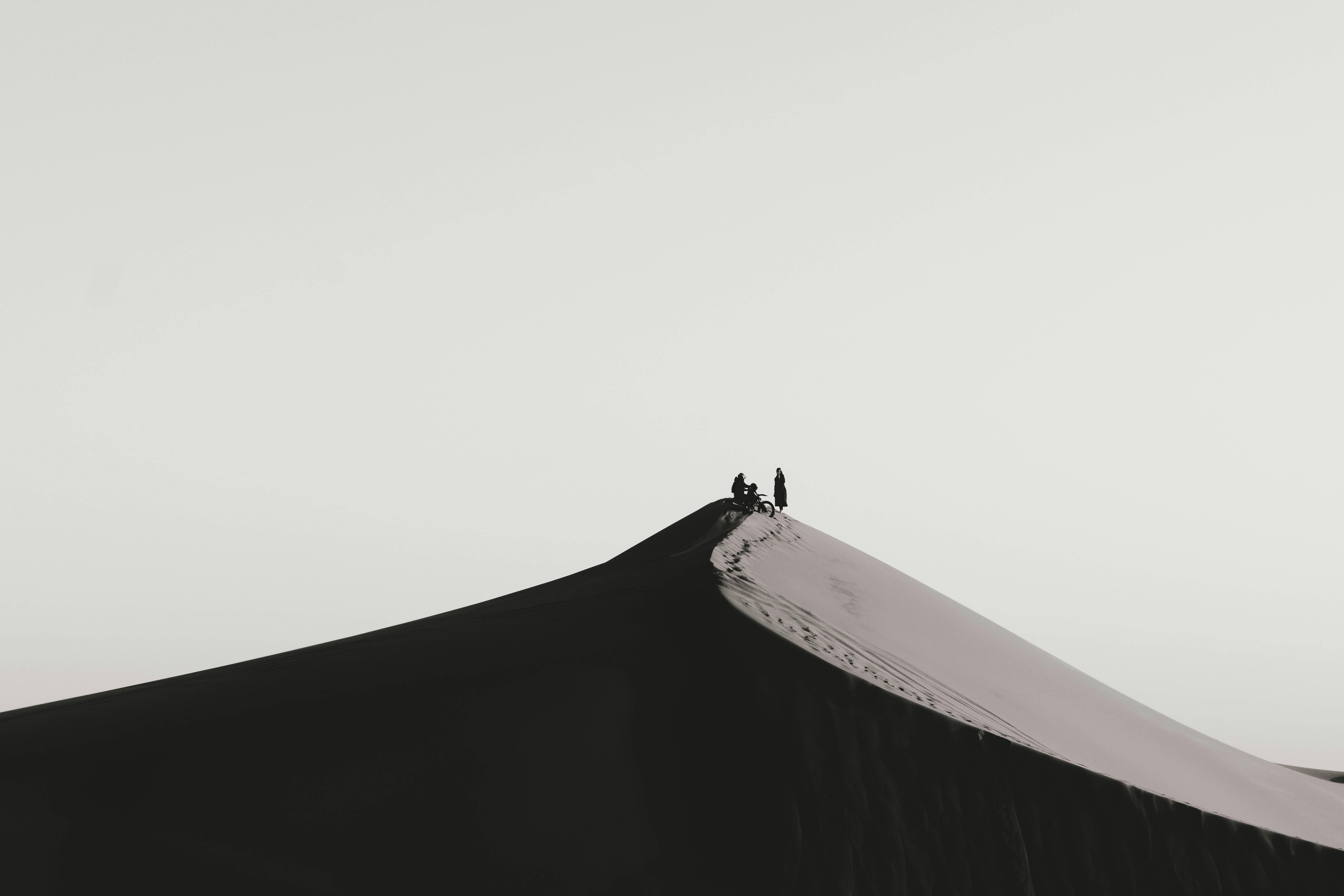 6240x4160 People on a Dune in Black and White · Free