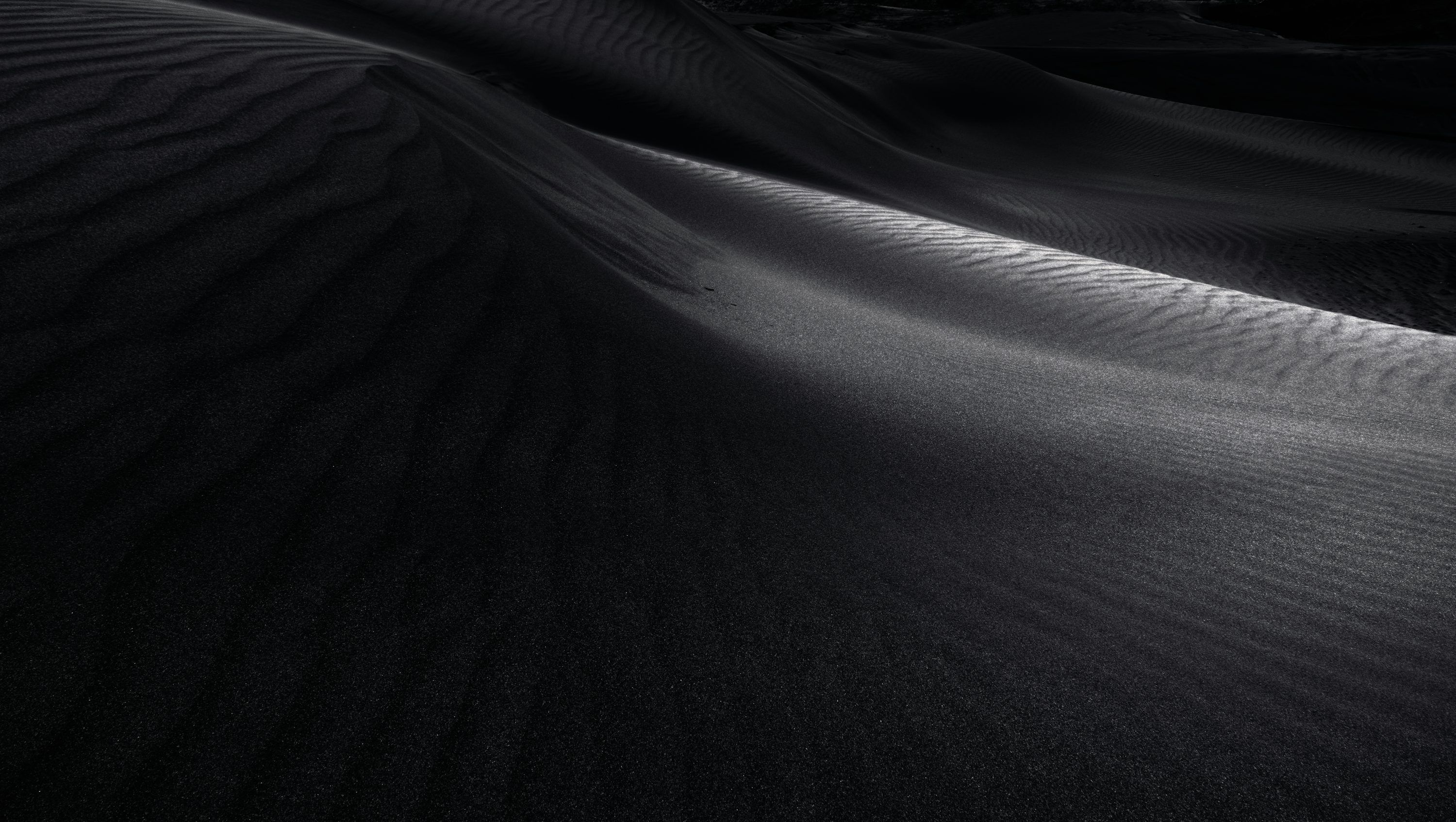 3000x1694 Black textile on white textile photo
