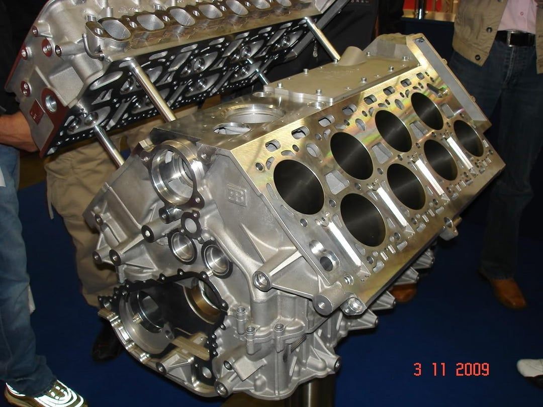 1080x810 Bugatti Veyron W 16 Engine Block Undressed, One Head Gone, The Other Raised [1280x960]