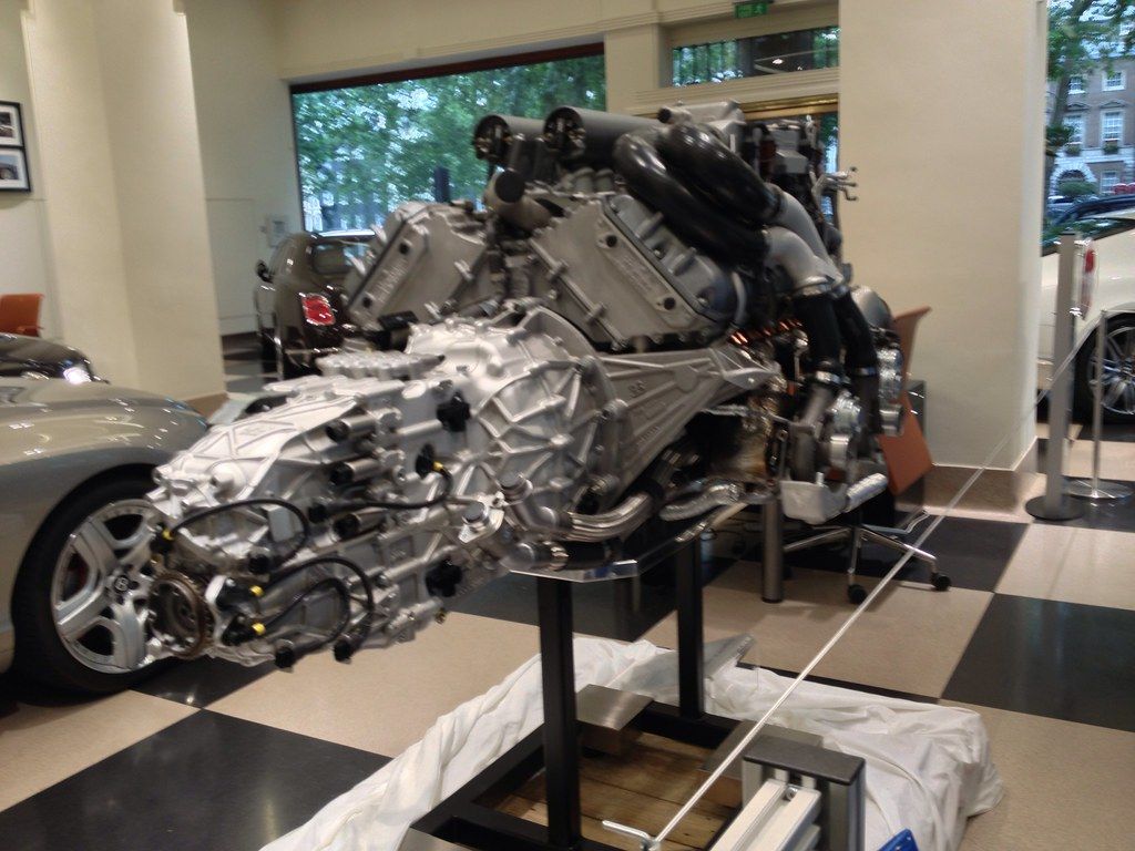 1024x768 Bugatti W16 engine