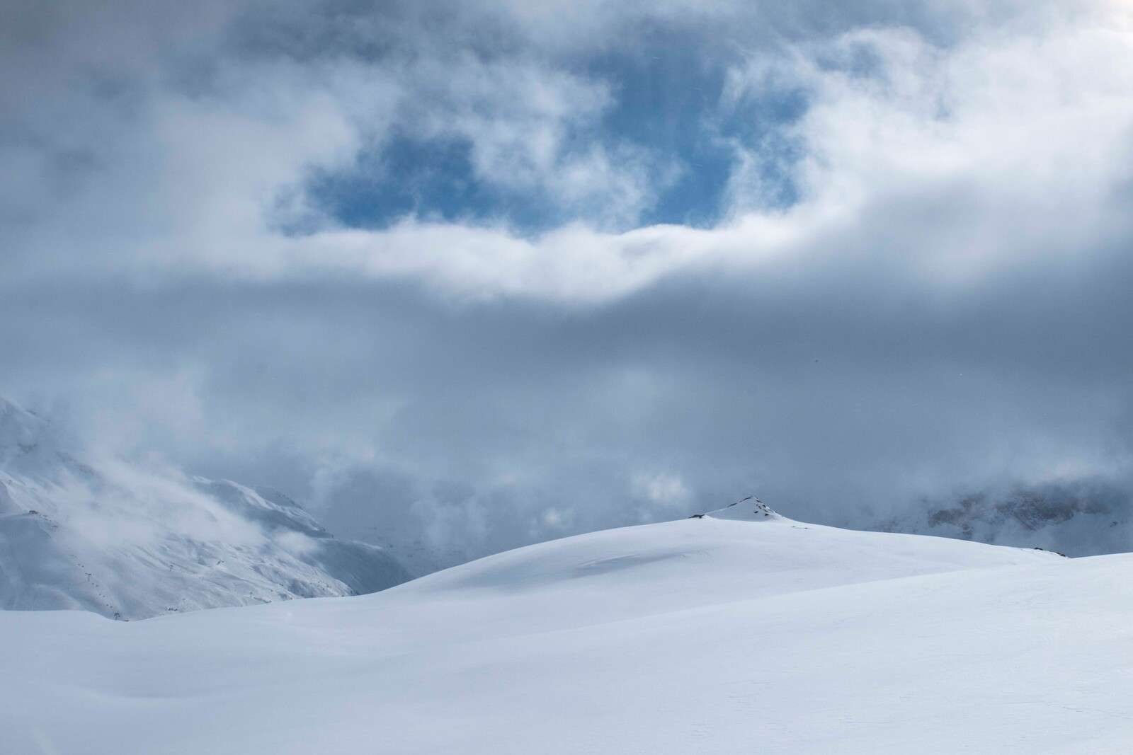 1600x1067 Wallpaper Mural Covered Hills Under Threatening Sky