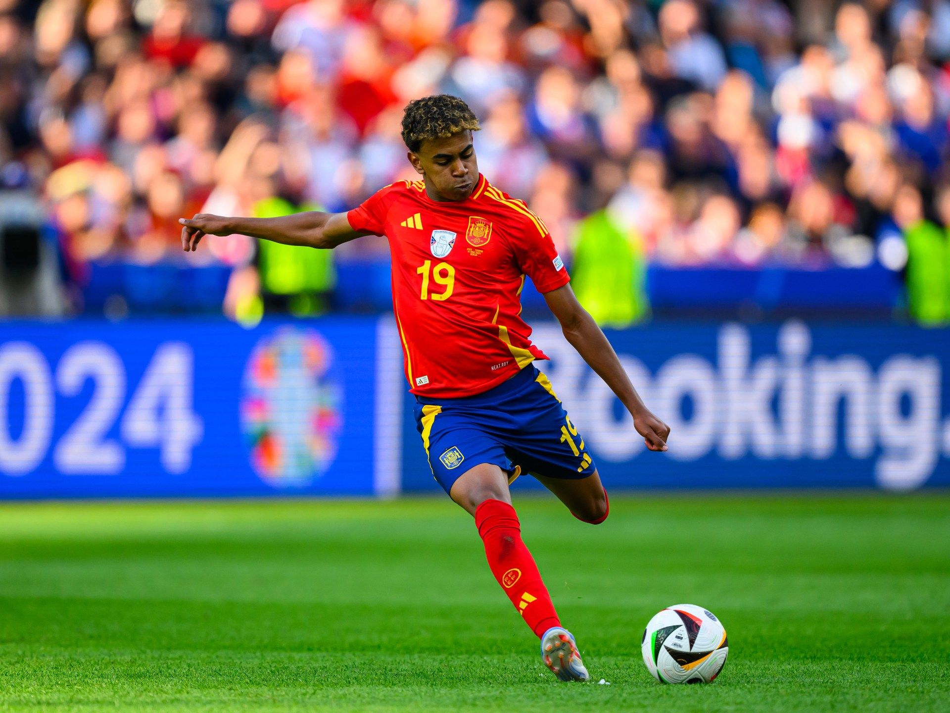 1920x1440 Lamine Yamal Spain Wallpaper