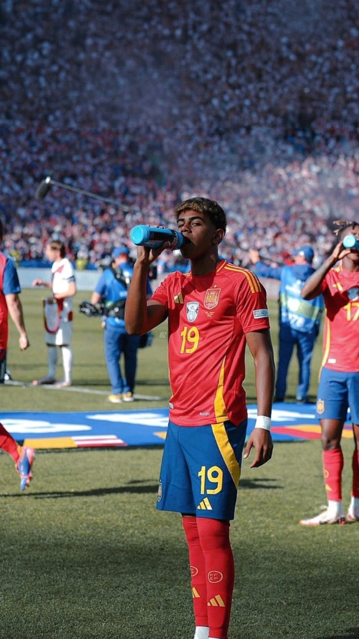 736x1308 Lamine Yamal Spain Wallpaper 4K