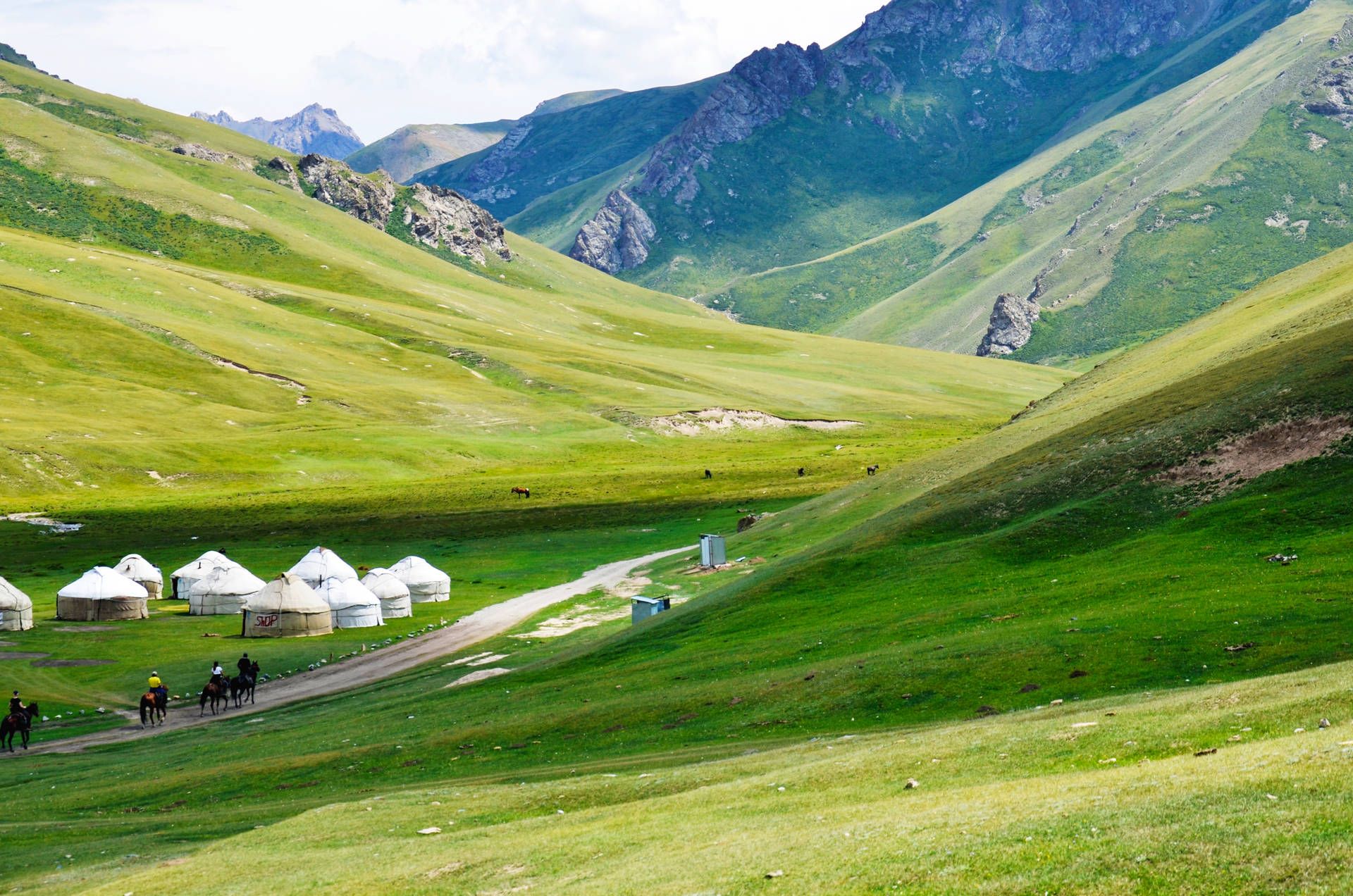1920x1272 Download Kyrgyzstan Traditional Yurts Wallpaper