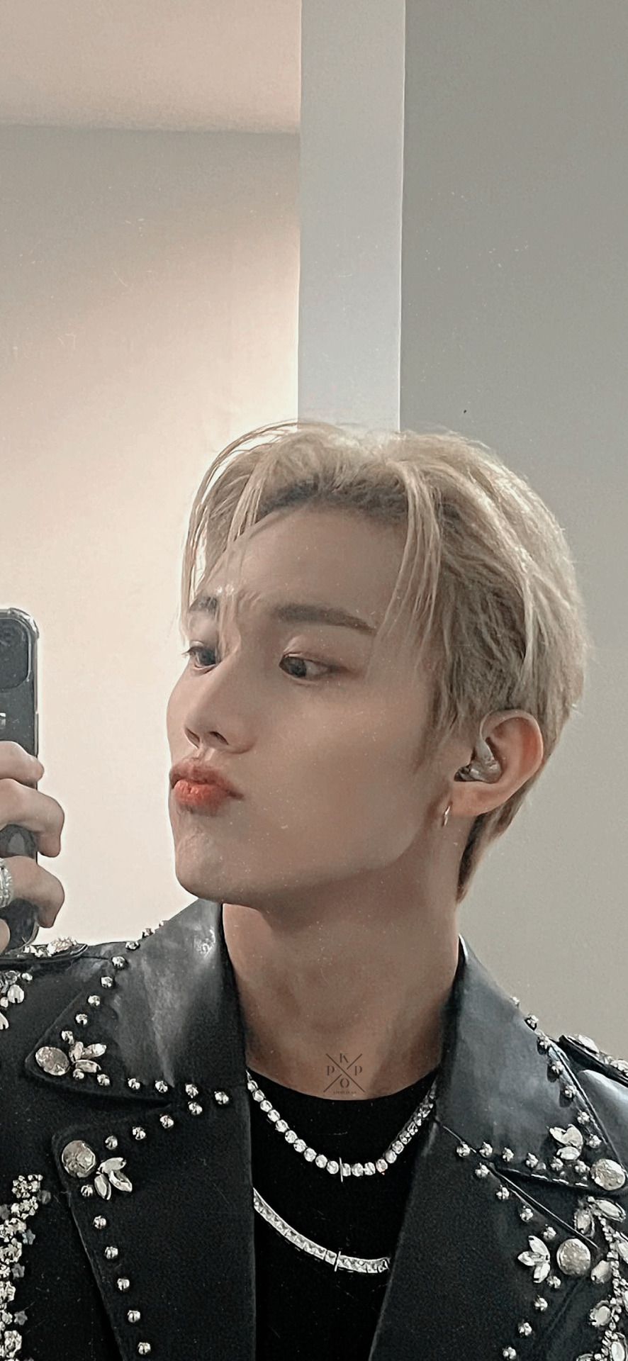 886x1920 Kpop Locks