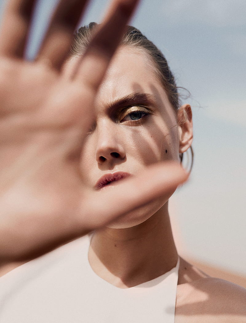 800x1050 Frida Gustavsson, model, green eyes, simple background, looking at viewer, HD phone wallpaper