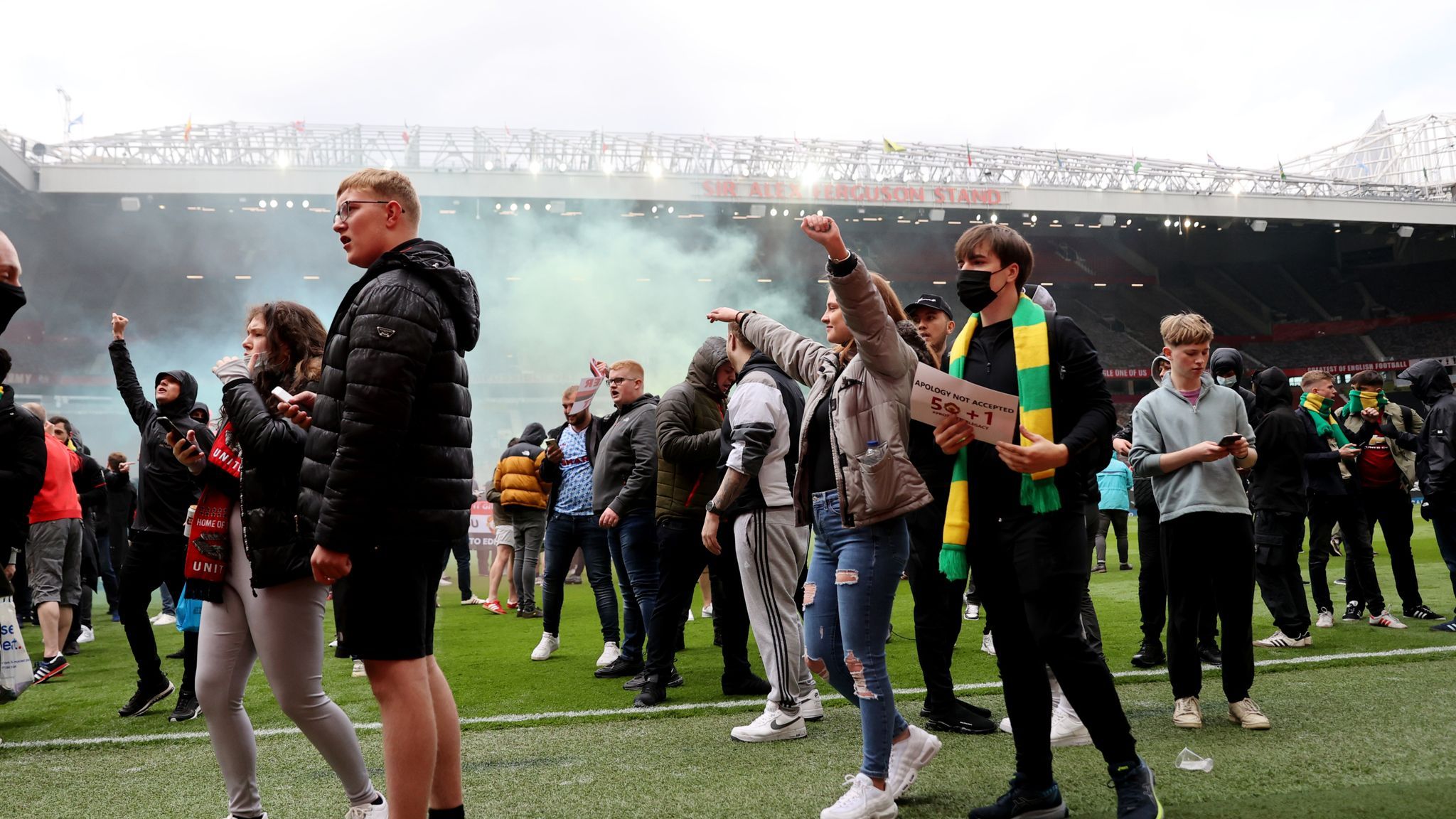 2048x1152 Manchester United say fans broke barriers and climbed gates to storm pitch deny staff allowed access