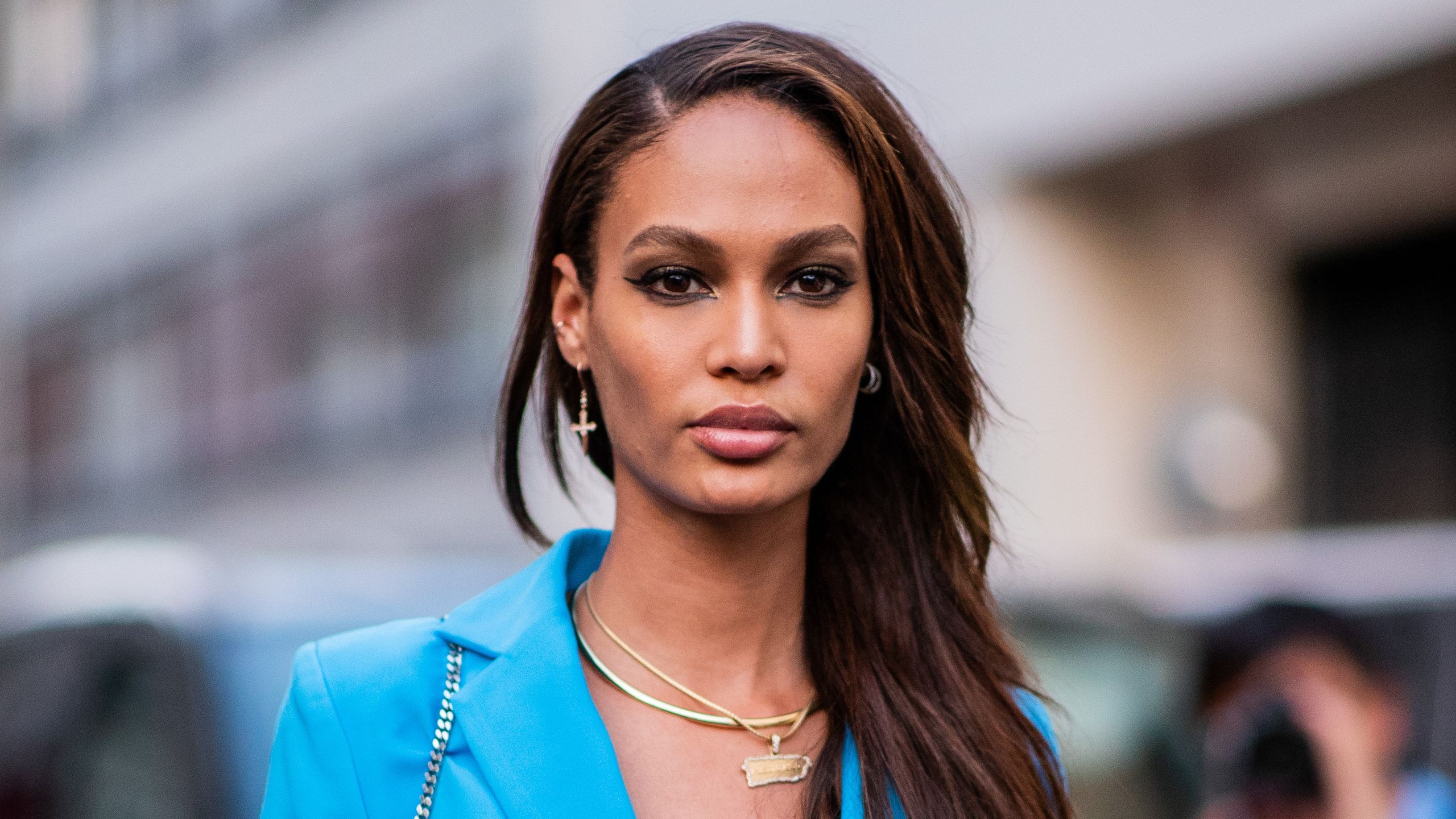2560x1440 Model Joan Smalls Uses Sunscreen to Highlight and Contour Her Face