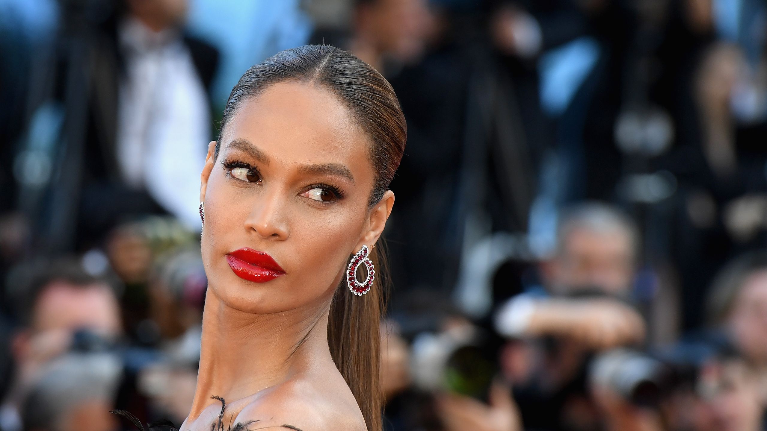 2560x1440 Joan Smalls Uses Sunscreen as Contour