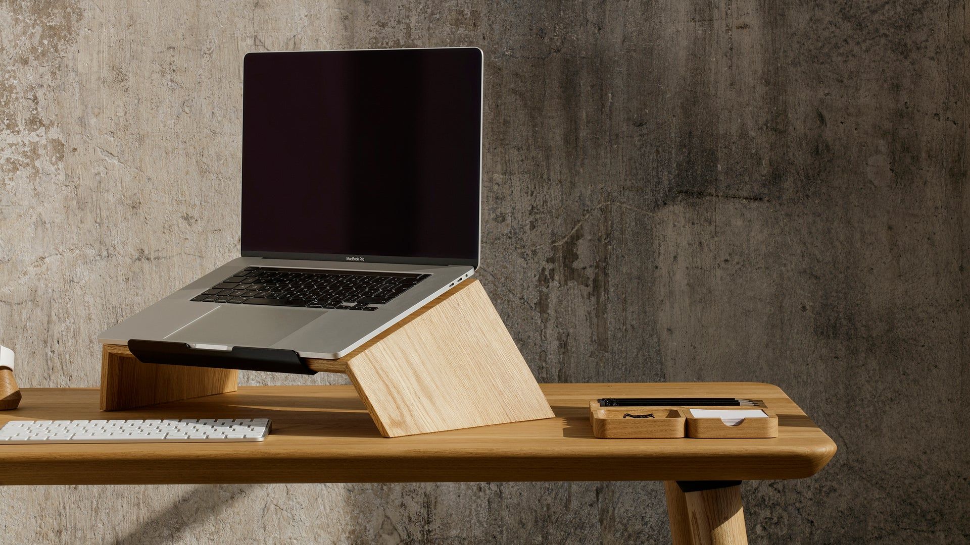 1920x1080 Creating a minimalist workspace with a classic desk