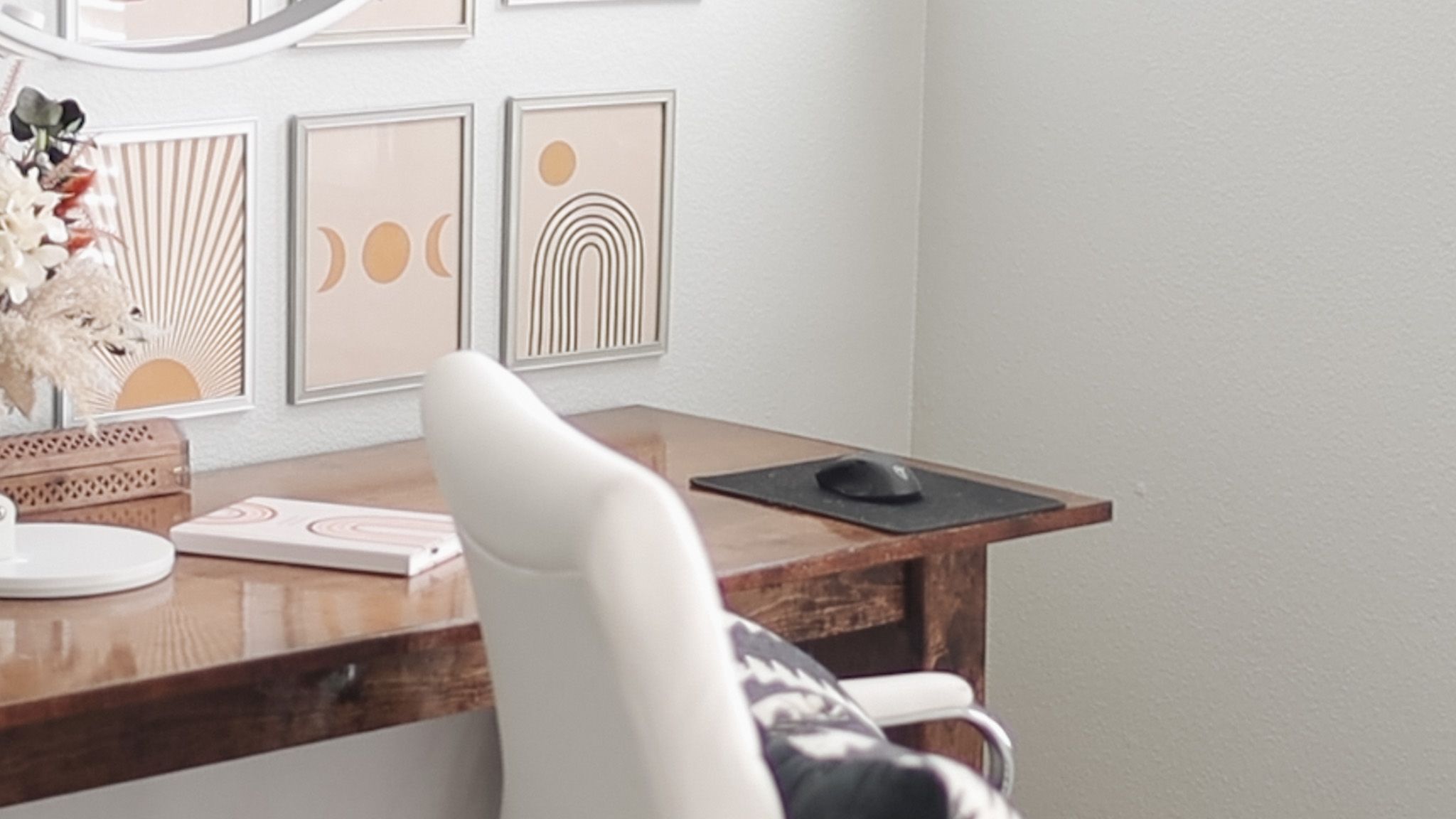 2048x1152 Tips for a Minimalist Workspace at Home