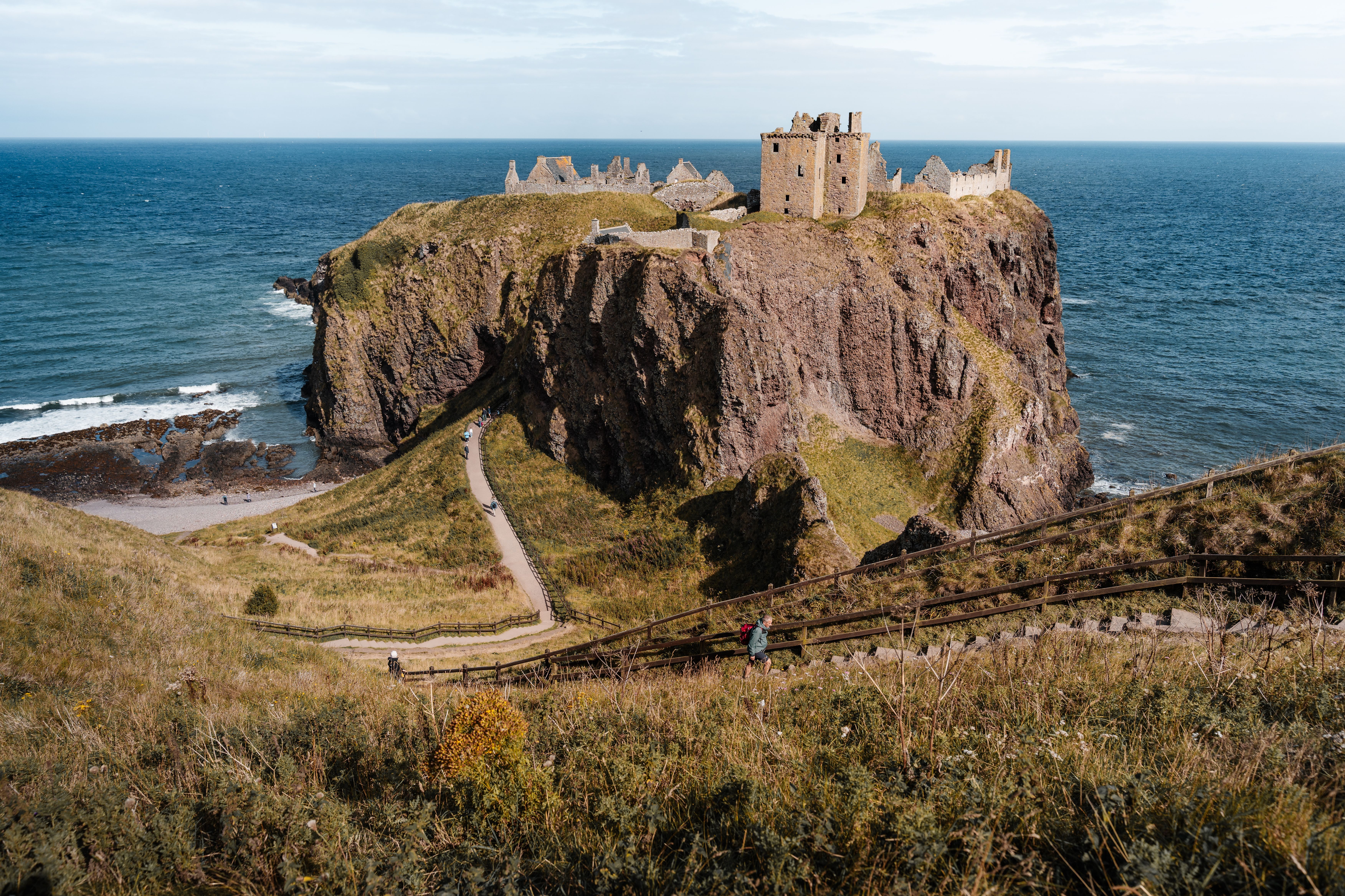 7008x4672 Dunnottar Castle on Scottish Coastal Cliff · Free