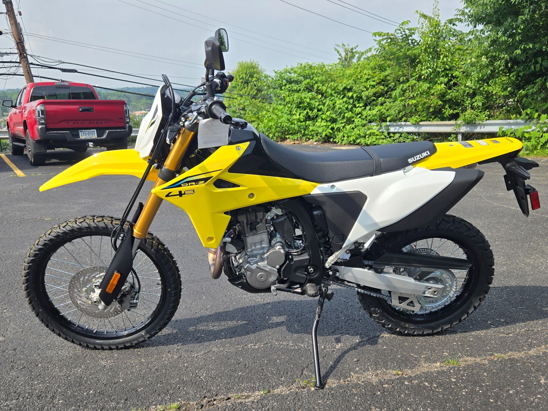 1920x1440 New 2025 Suzuki DR Z4S, Chicora PA. Specs, Price, Photo. Champion Yellow No. 2 / Solid Special White No. 2 100674